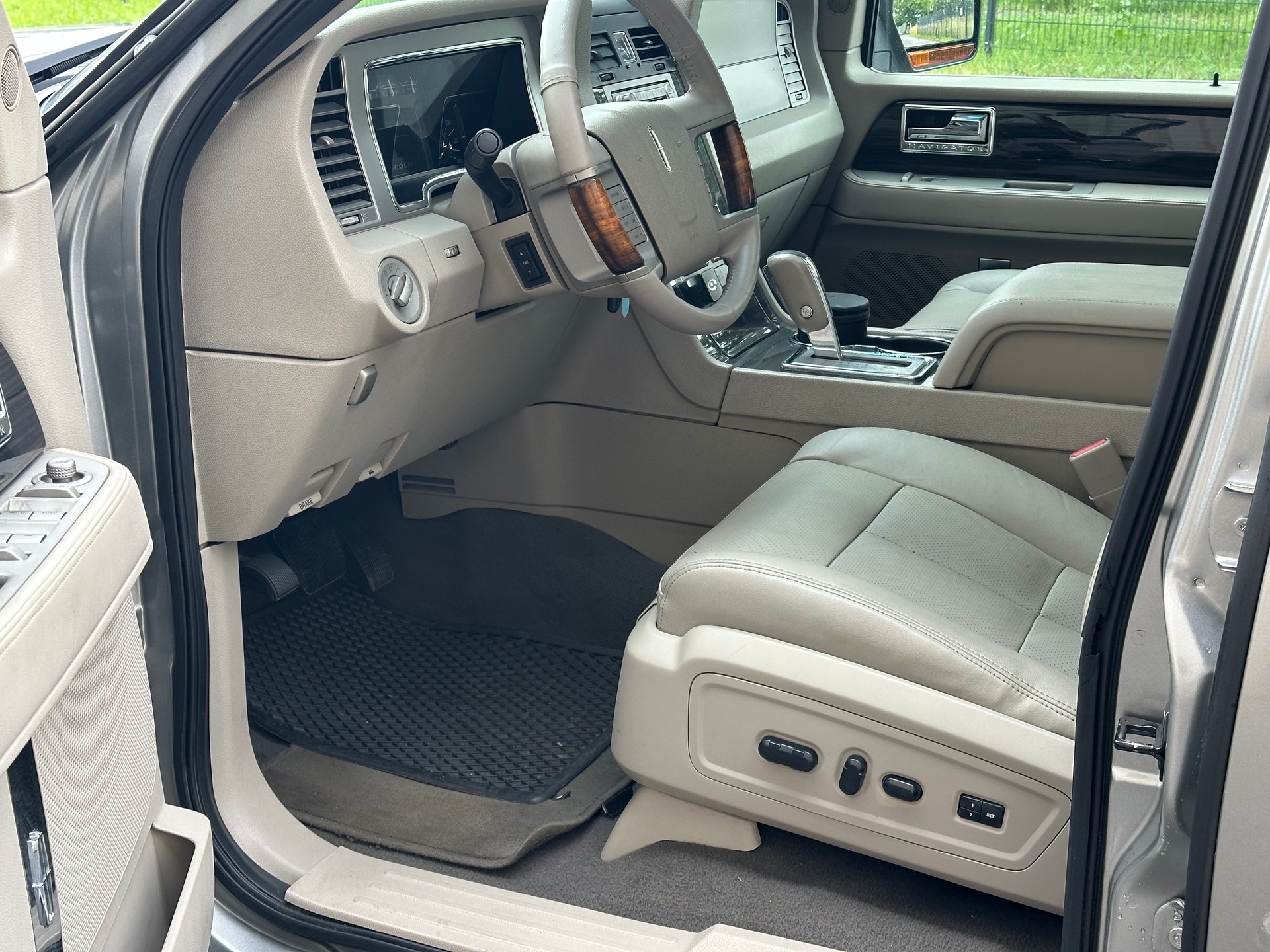 LINCOLN Navigator-image-11