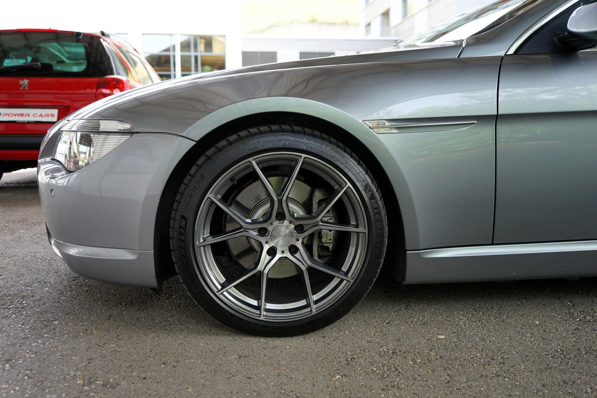 BMW 645i-showroom-element-3