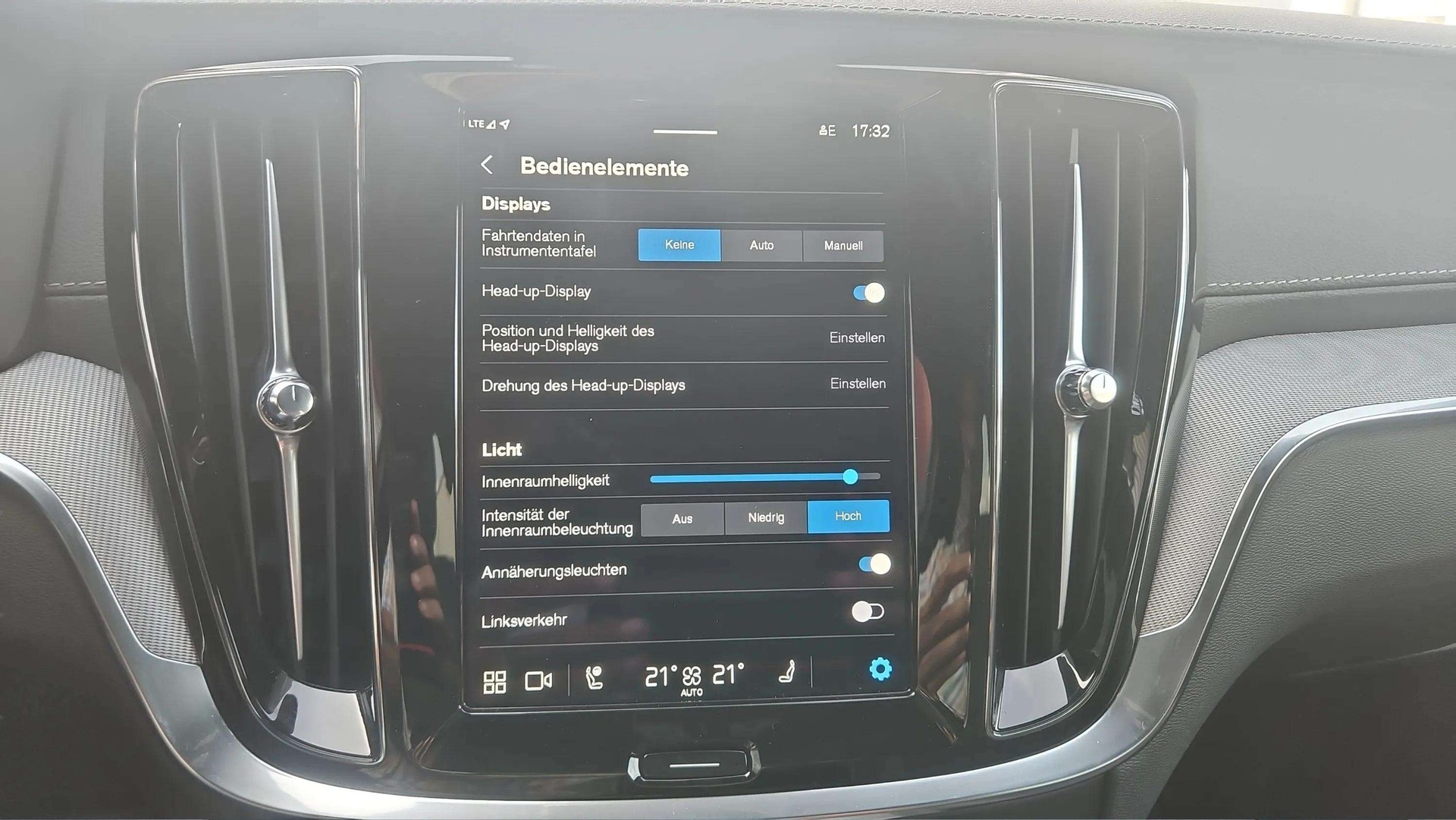 VOLVO V60 B4 Benzin Mild Hybrid Ultimate Dark DCT mit AHK & Panoramadach & 5J Werksgarantie-image-26