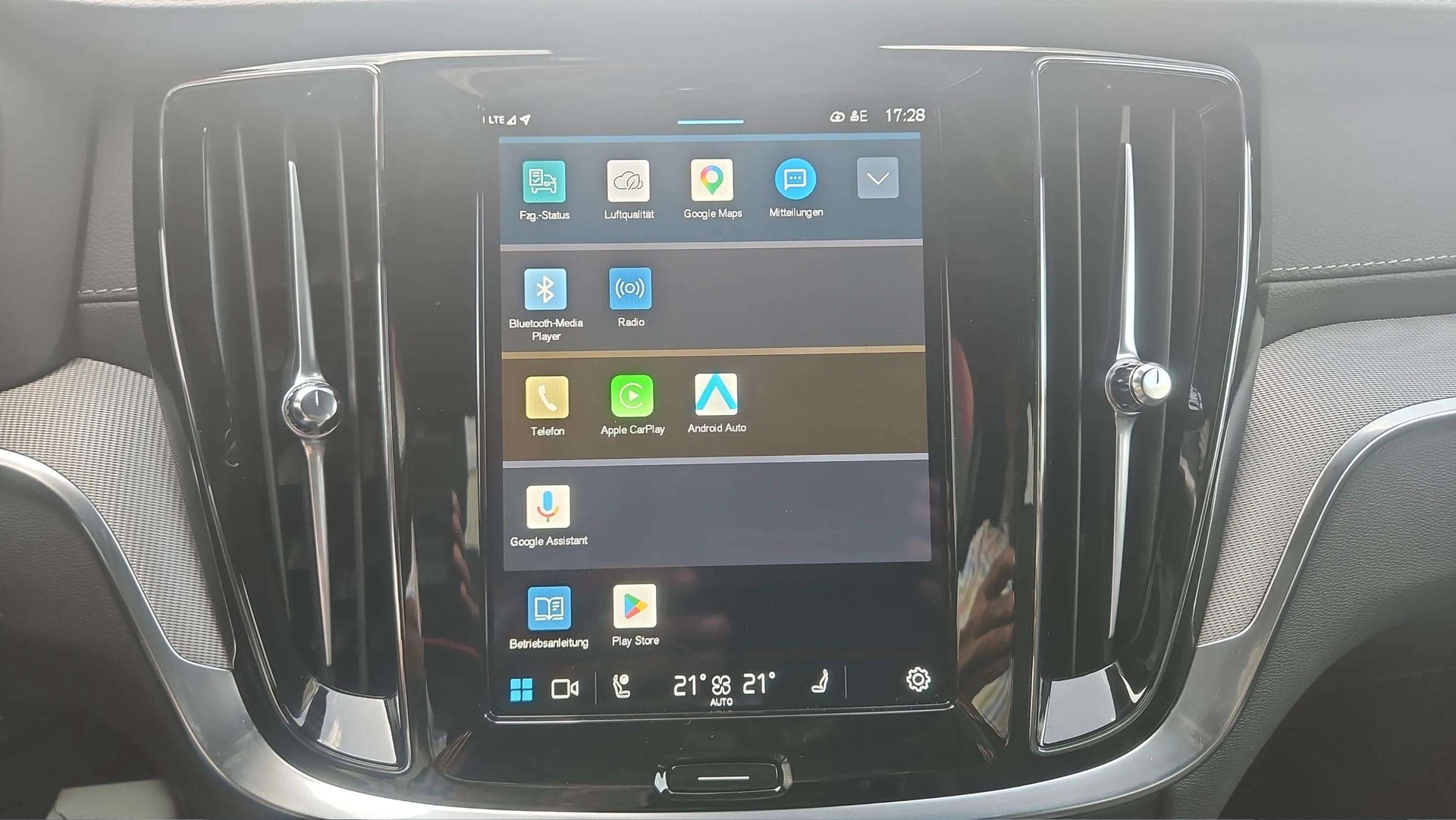 VOLVO V60 B4 Benzin Mild Hybrid Ultimate Dark DCT mit AHK & Panoramadach & 5J Werksgarantie-image-19