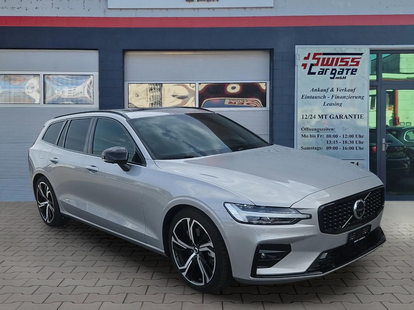 VOLVO V60 B4 Benzin Mild Hybrid Ultimate Dark DCT mit AHK & Panoramadach & 5J Werksgarantie-showroom-element-1