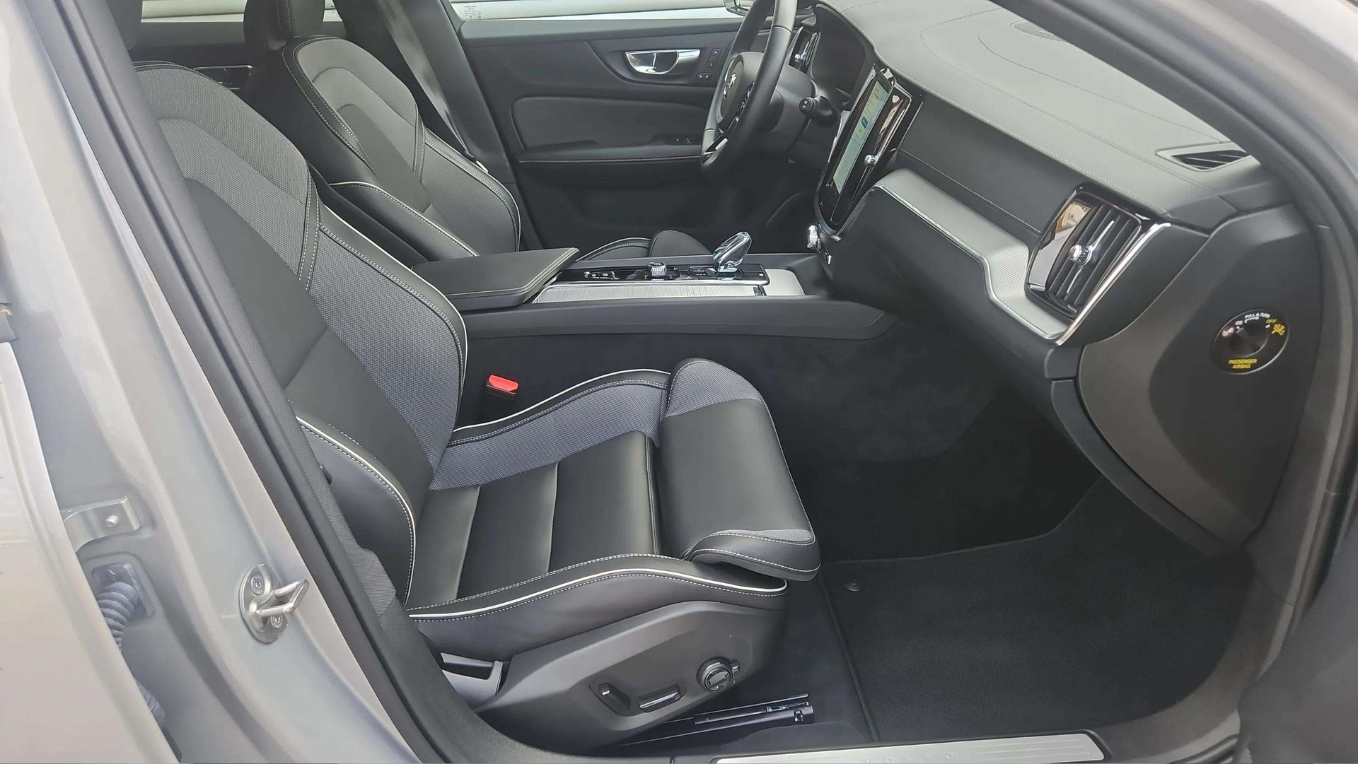 VOLVO V60 B4 Benzin Mild Hybrid Ultimate Dark DCT mit AHK & Panoramadach & 5J Werksgarantie-image-11