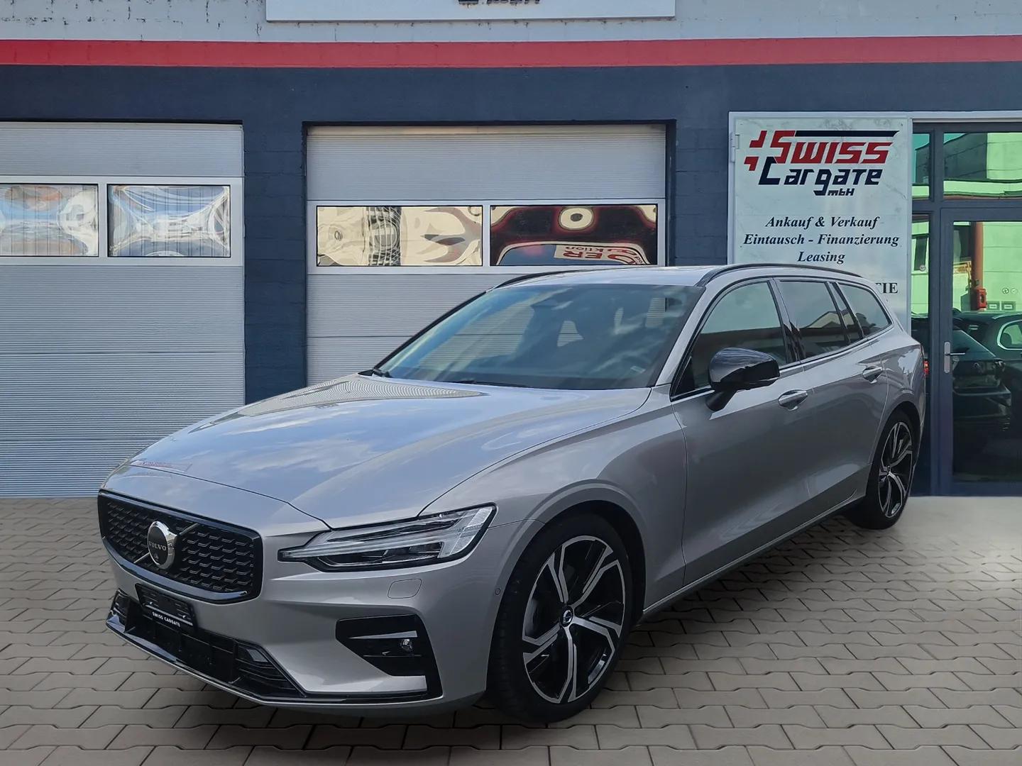 VOLVO V60 B4 Benzin Mild Hybrid Ultimate Dark DCT mit AHK & Panoramadach & 5J Werksgarantie-showroom-element-3