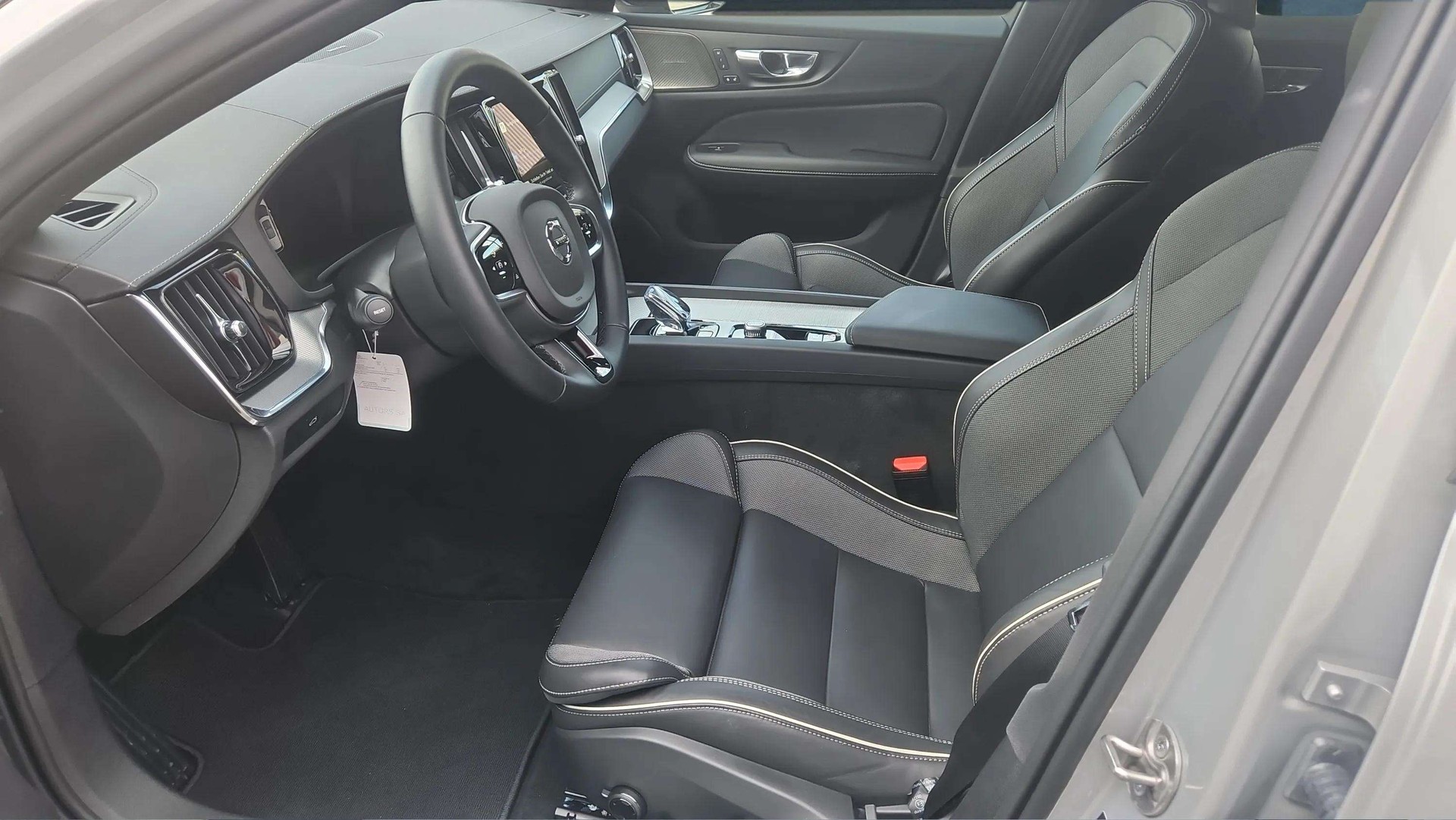 VOLVO V60 B4 Benzin Mild Hybrid Ultimate Dark DCT mit AHK & Panoramadach & 5J Werksgarantie-image-10