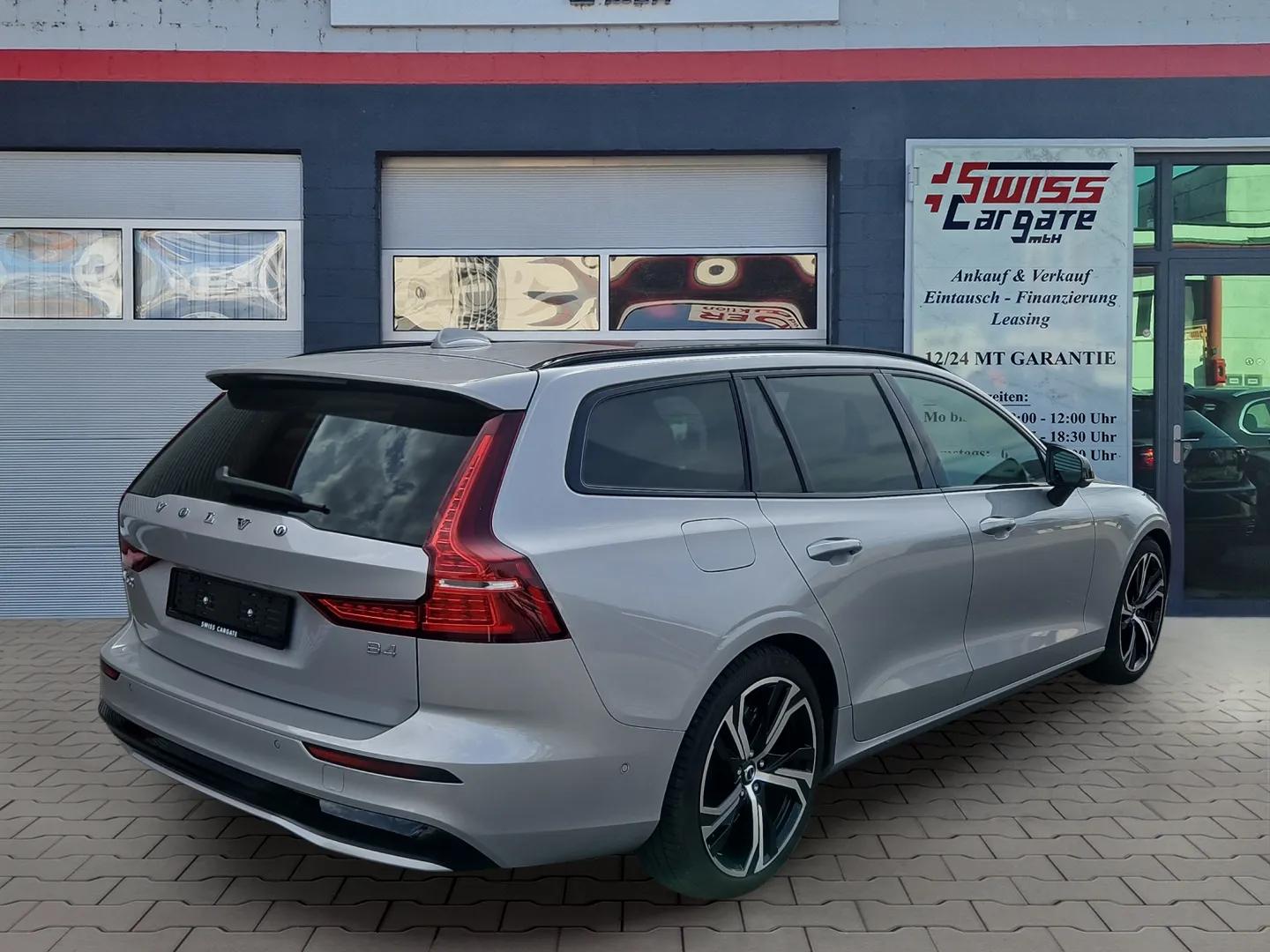 VOLVO V60 B4 Benzin Mild Hybrid Ultimate Dark DCT mit AHK & Panoramadach & 5J Werksgarantie-image-7