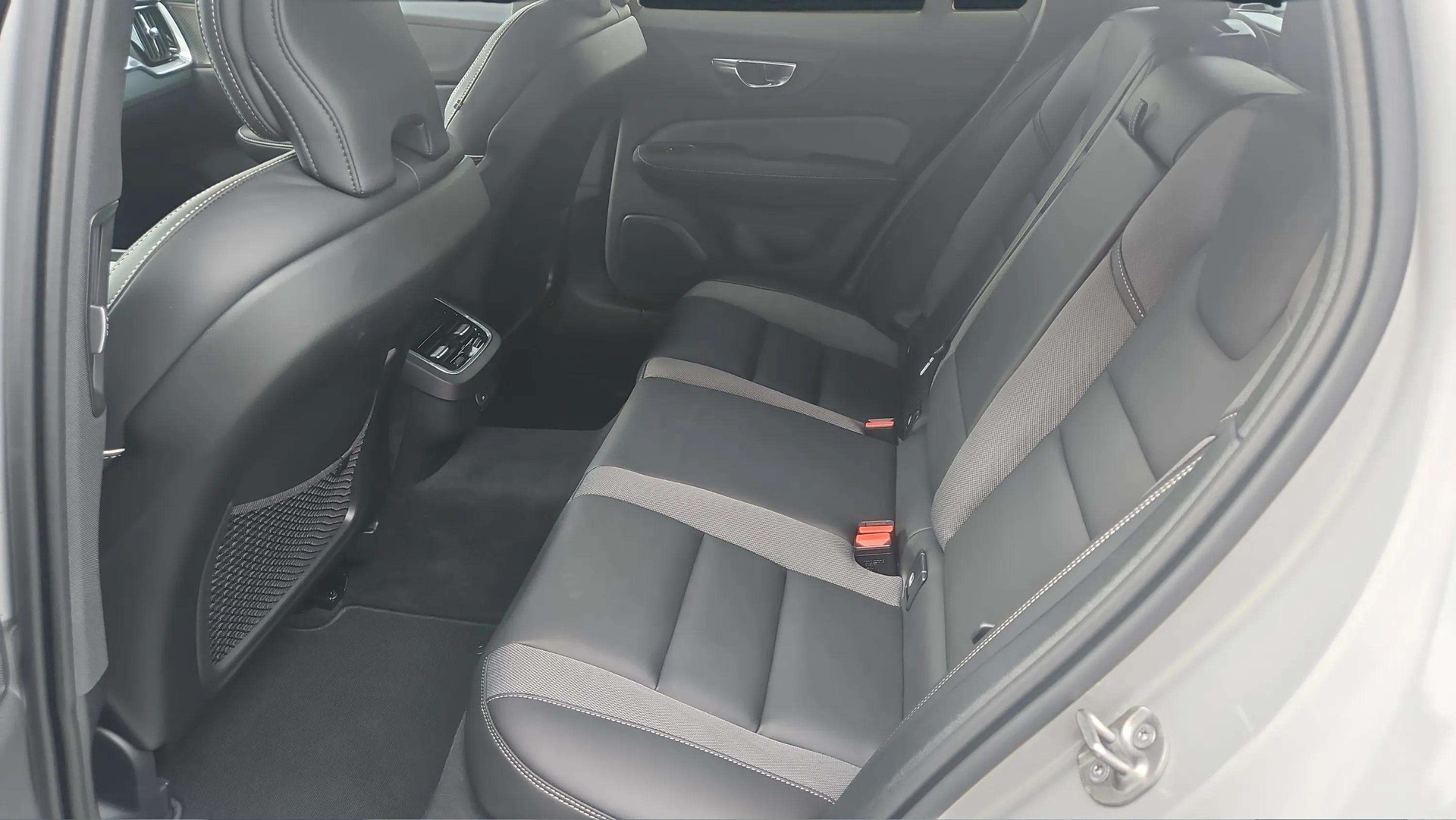 VOLVO V60 B4 Benzin Mild Hybrid Ultimate Dark DCT mit AHK & Panoramadach & 5J Werksgarantie-image-12