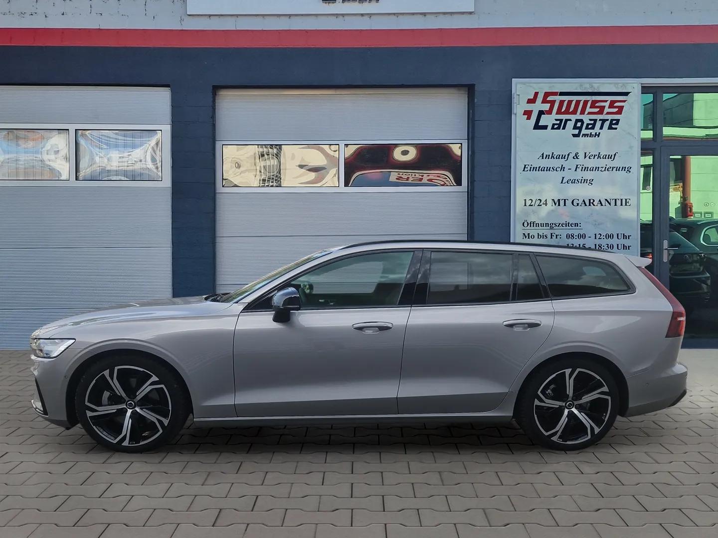 VOLVO V60 B4 Benzin Mild Hybrid Ultimate Dark DCT mit AHK & Panoramadach & 5J Werksgarantie-image-4