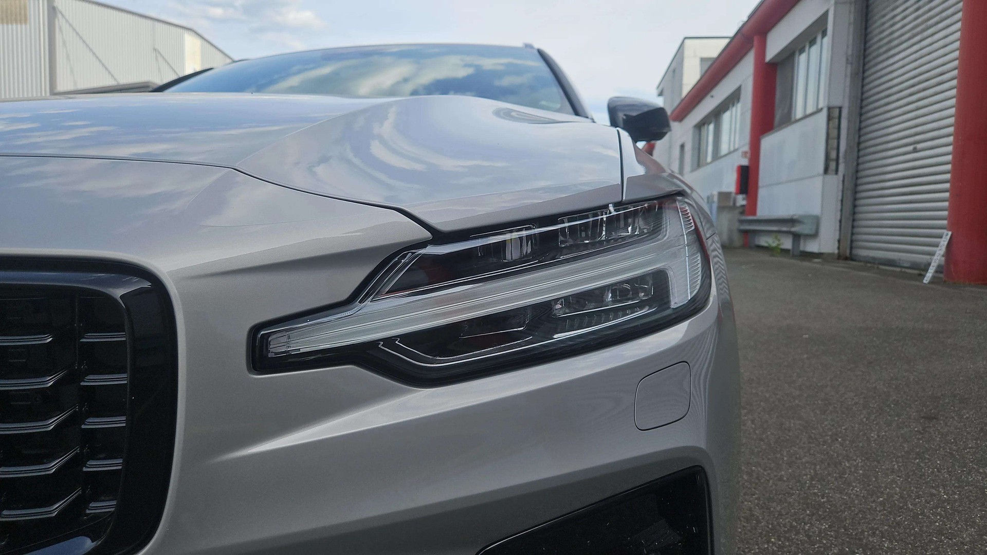 VOLVO V60 B4 Benzin Mild Hybrid Ultimate Dark DCT mit AHK & Panoramadach & 5J Werksgarantie-image-32
