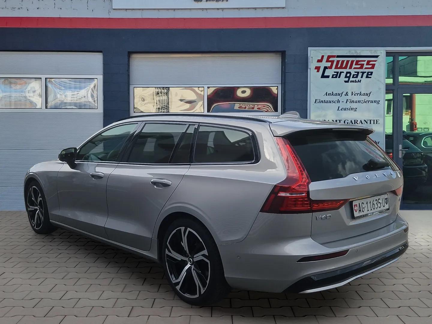 VOLVO V60 B4 Benzin Mild Hybrid Ultimate Dark DCT mit AHK & Panoramadach & 5J Werksgarantie-image-5