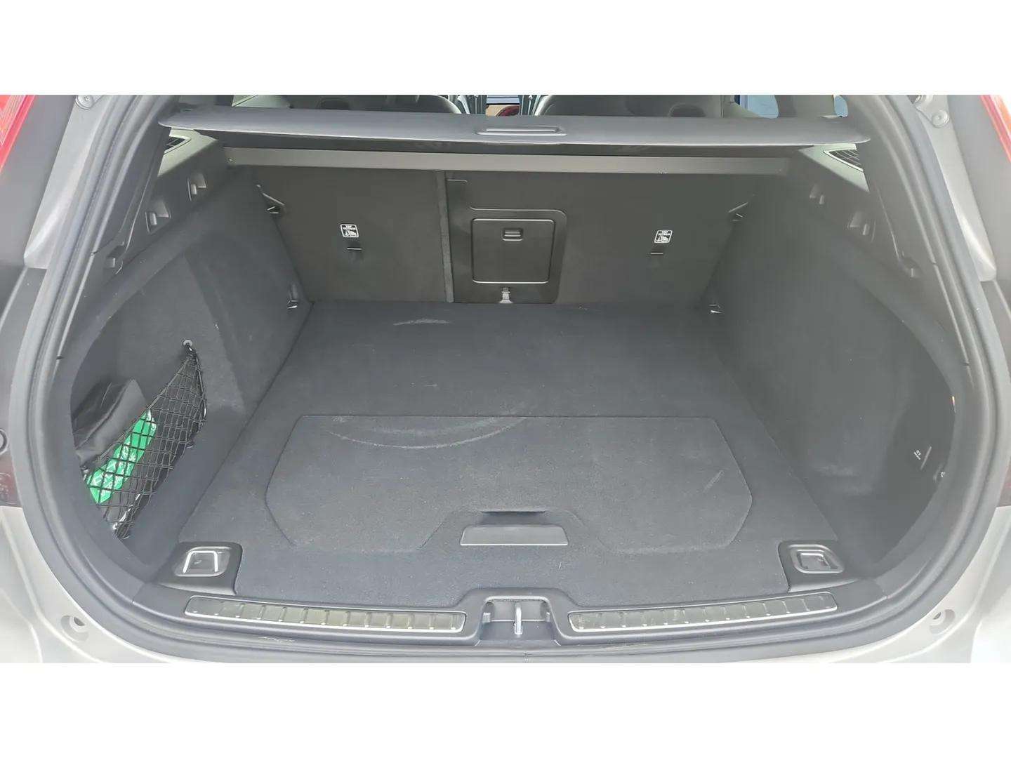 VOLVO V60 B4 Benzin Mild Hybrid Ultimate Dark DCT mit AHK & Panoramadach & 5J Werksgarantie-image-14