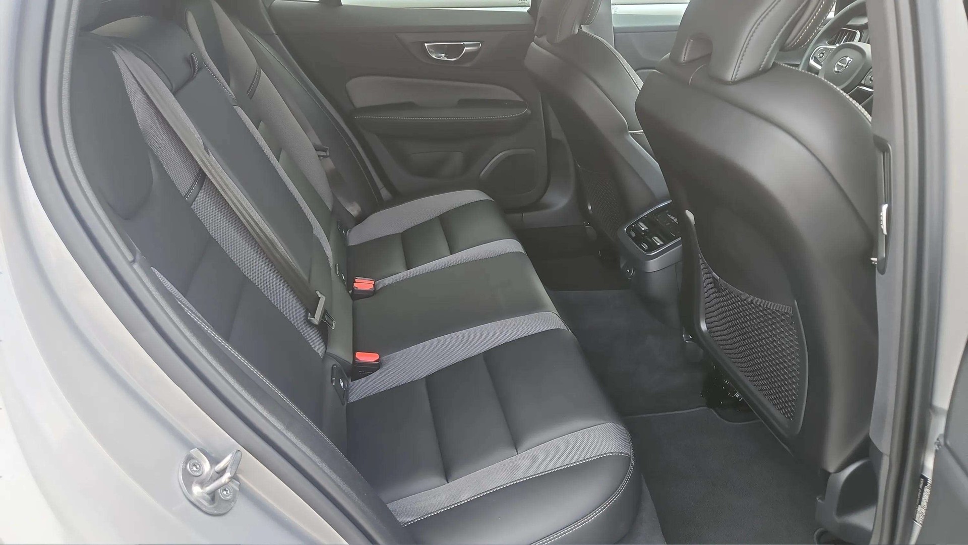 VOLVO V60 B4 Benzin Mild Hybrid Ultimate Dark DCT mit AHK & Panoramadach & 5J Werksgarantie-image-13