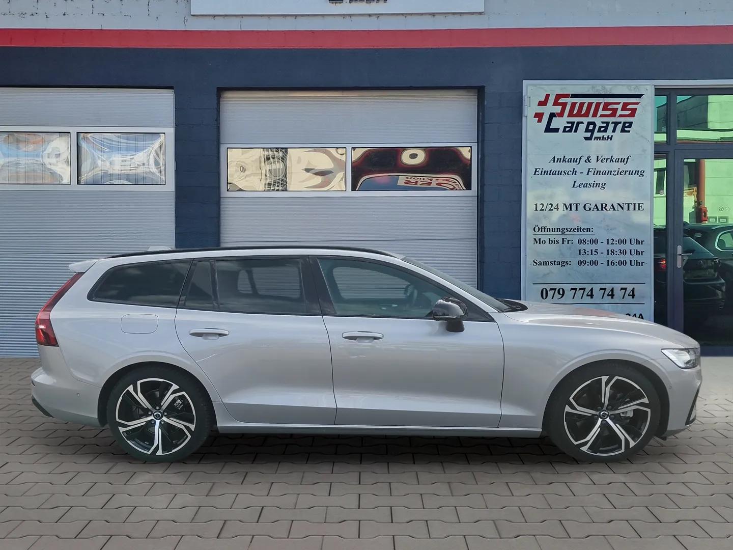VOLVO V60 B4 Benzin Mild Hybrid Ultimate Dark DCT mit AHK & Panoramadach & 5J Werksgarantie-image-8