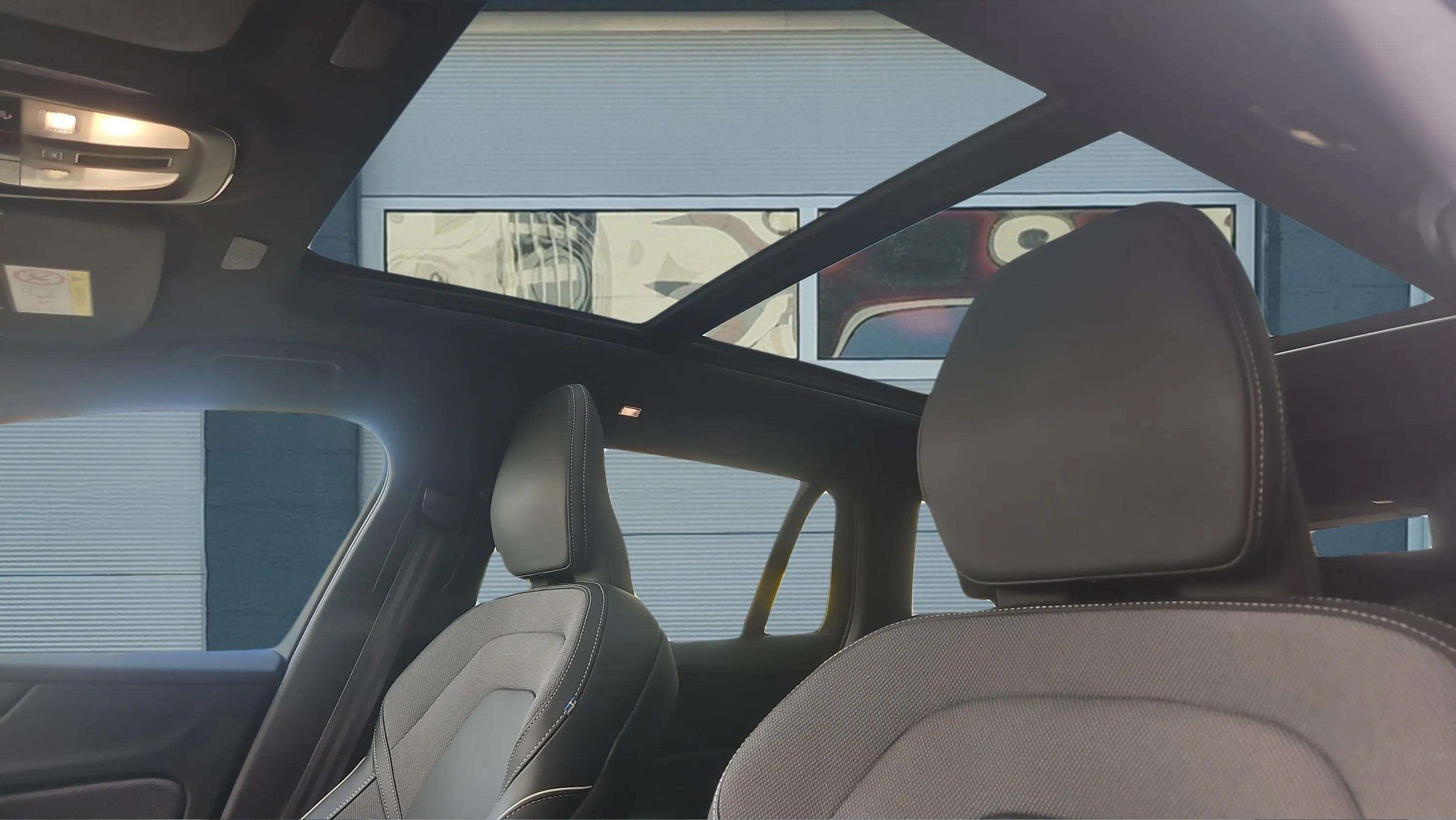 VOLVO V60 B4 Benzin Mild Hybrid Ultimate Dark DCT mit AHK & Panoramadach & 5J Werksgarantie-image-29