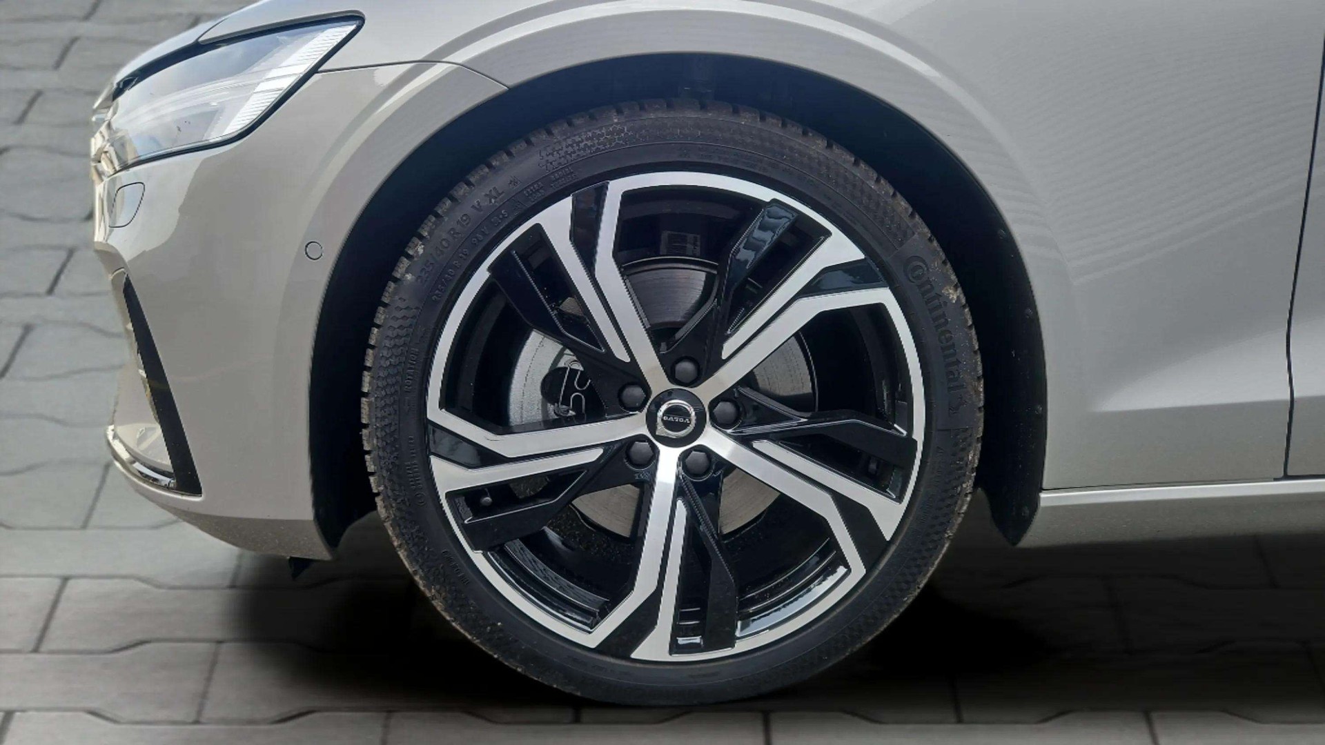 VOLVO V60 B4 Benzin Mild Hybrid Ultimate Dark DCT mit AHK & Panoramadach & 5J Werksgarantie-image-33