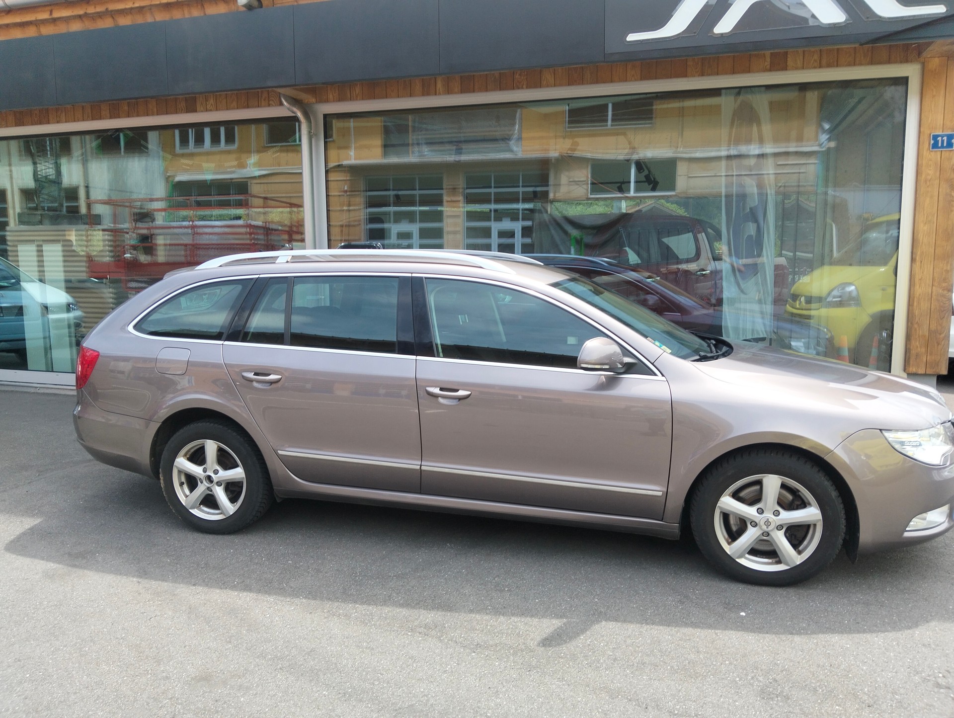 SKODA Superb Combi 1.8 TSI Elegance-image-4