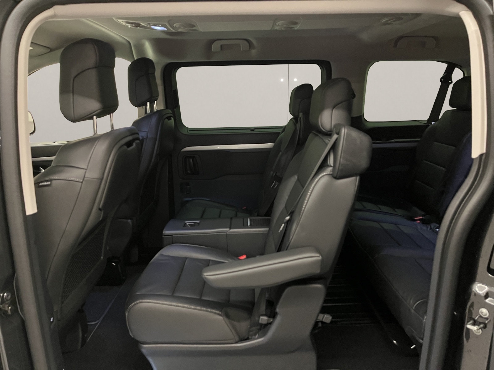 PEUGEOT Traveller Standard 2.2 BlueHDi 180 Business VIP S/S-image-8