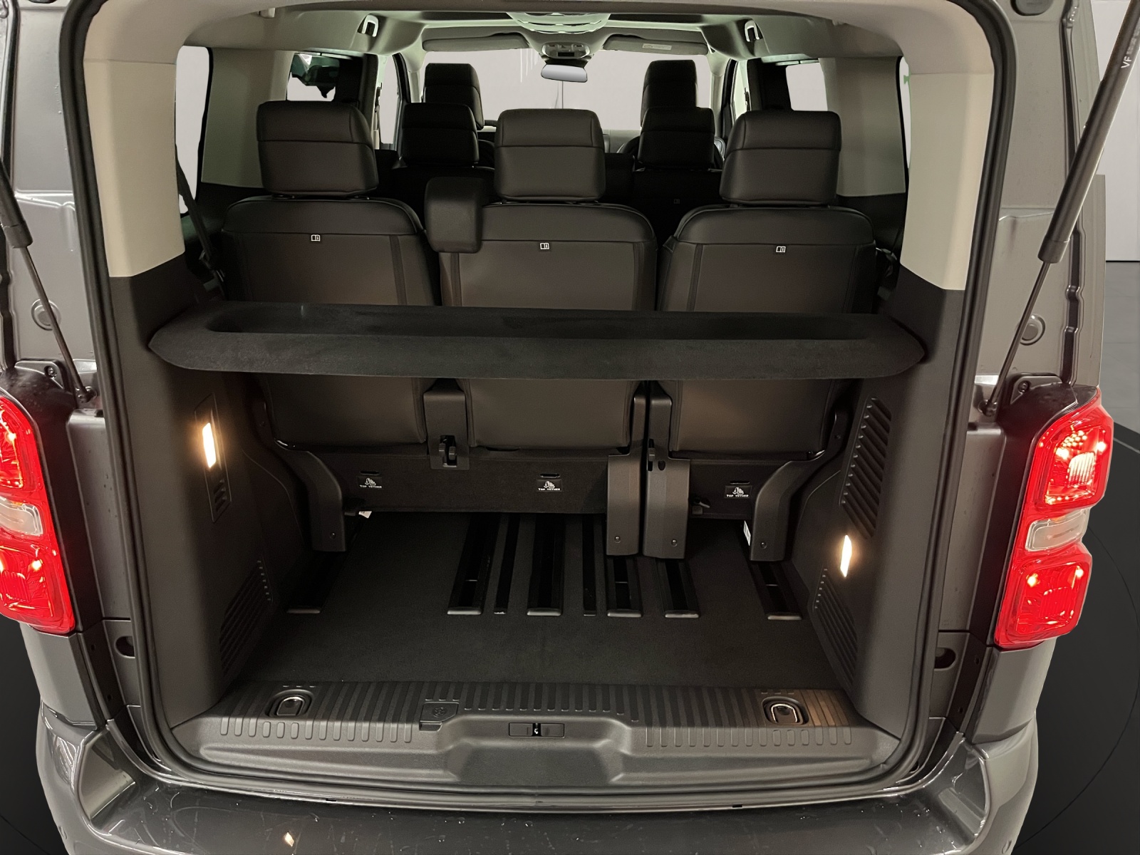 PEUGEOT Traveller Standard 2.2 BlueHDi 180 Business VIP S/S-image-12