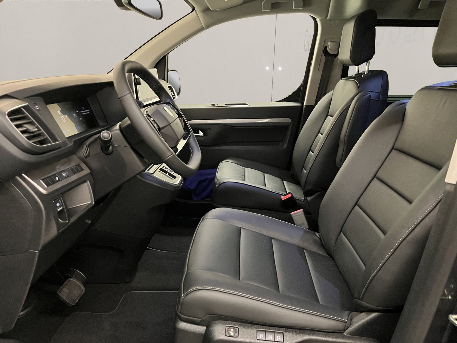 PEUGEOT Traveller Standard 2.2 BlueHDi 180 Business VIP S/S-image-6