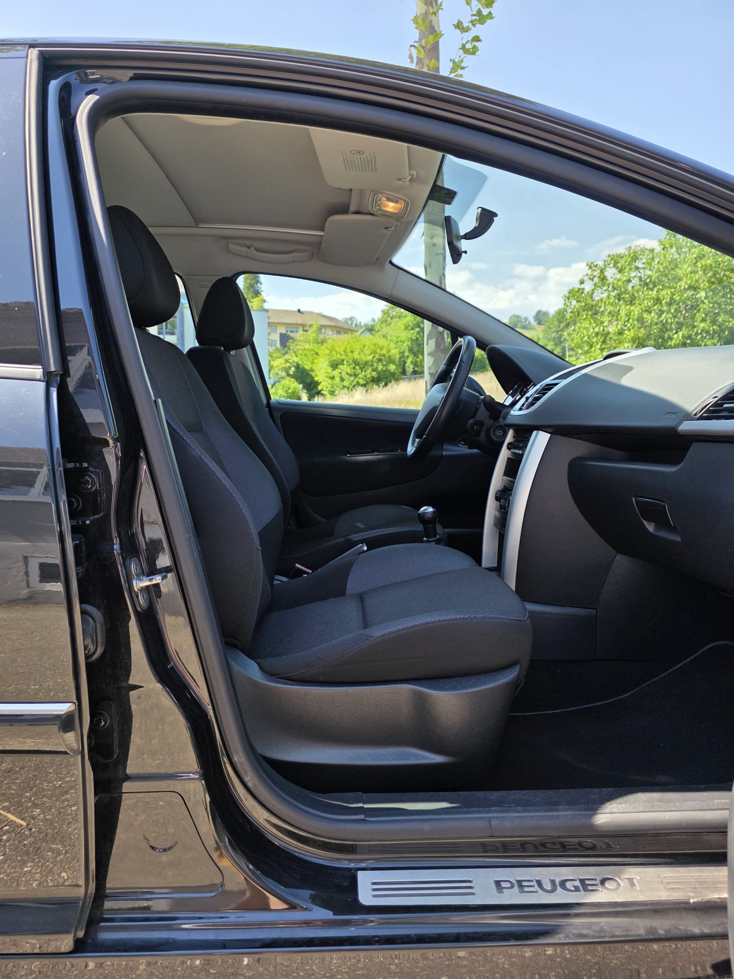 PEUGEOT 207 1.4 16V Swiss Edition-image-7
