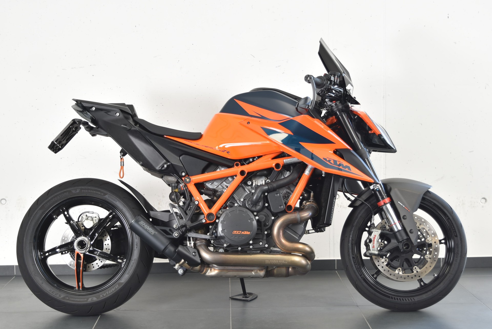 KTM 1290 Superduke R-showroom-element-3