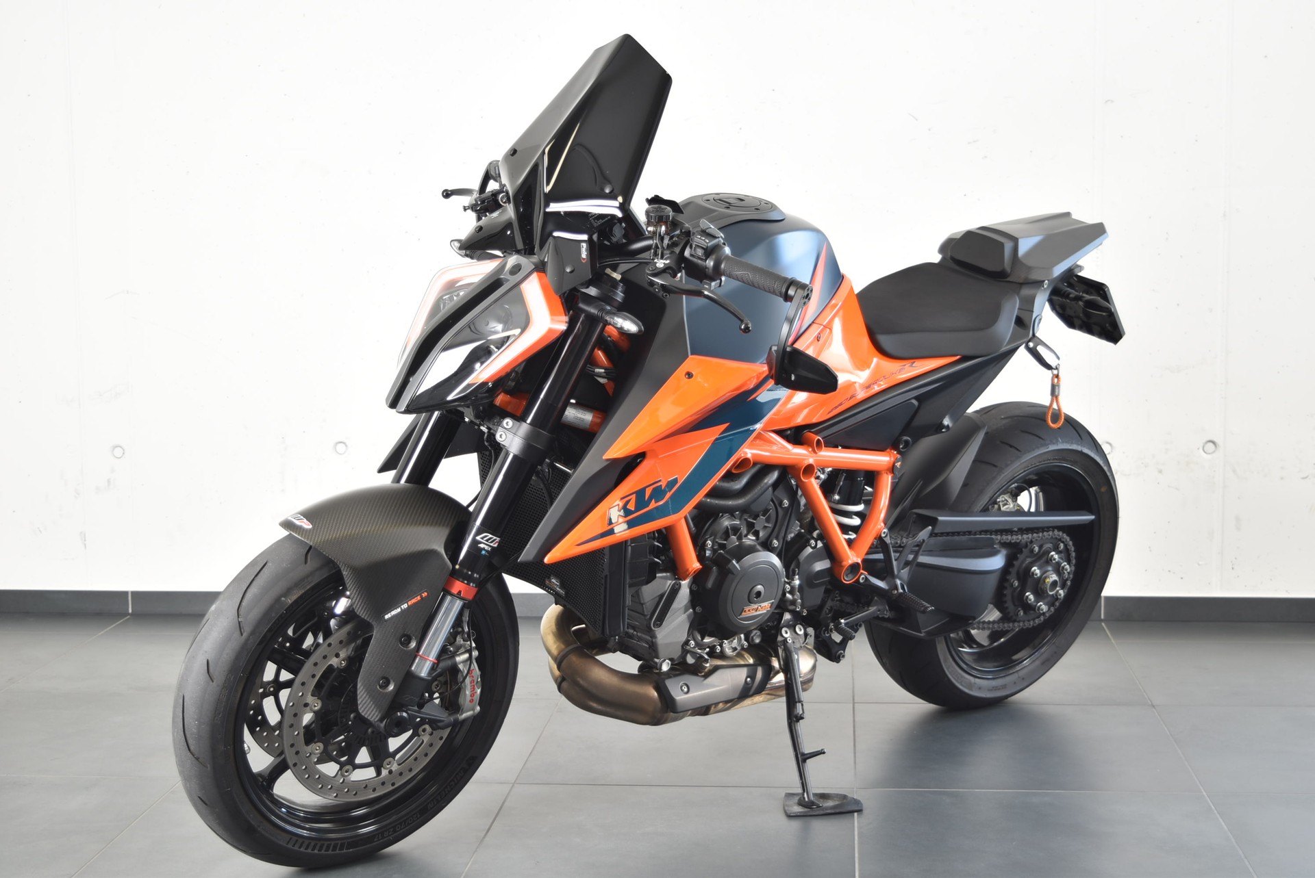 KTM 1290 Superduke R-showroom-element-1