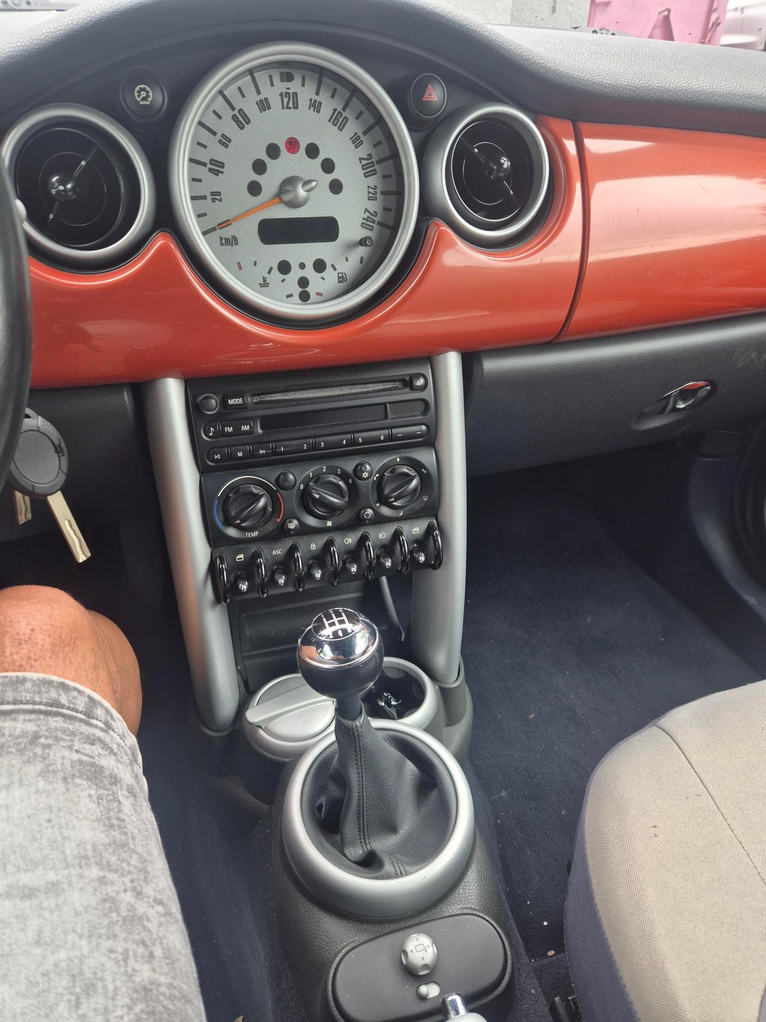 MINI Cooper Cabriolet-image-2