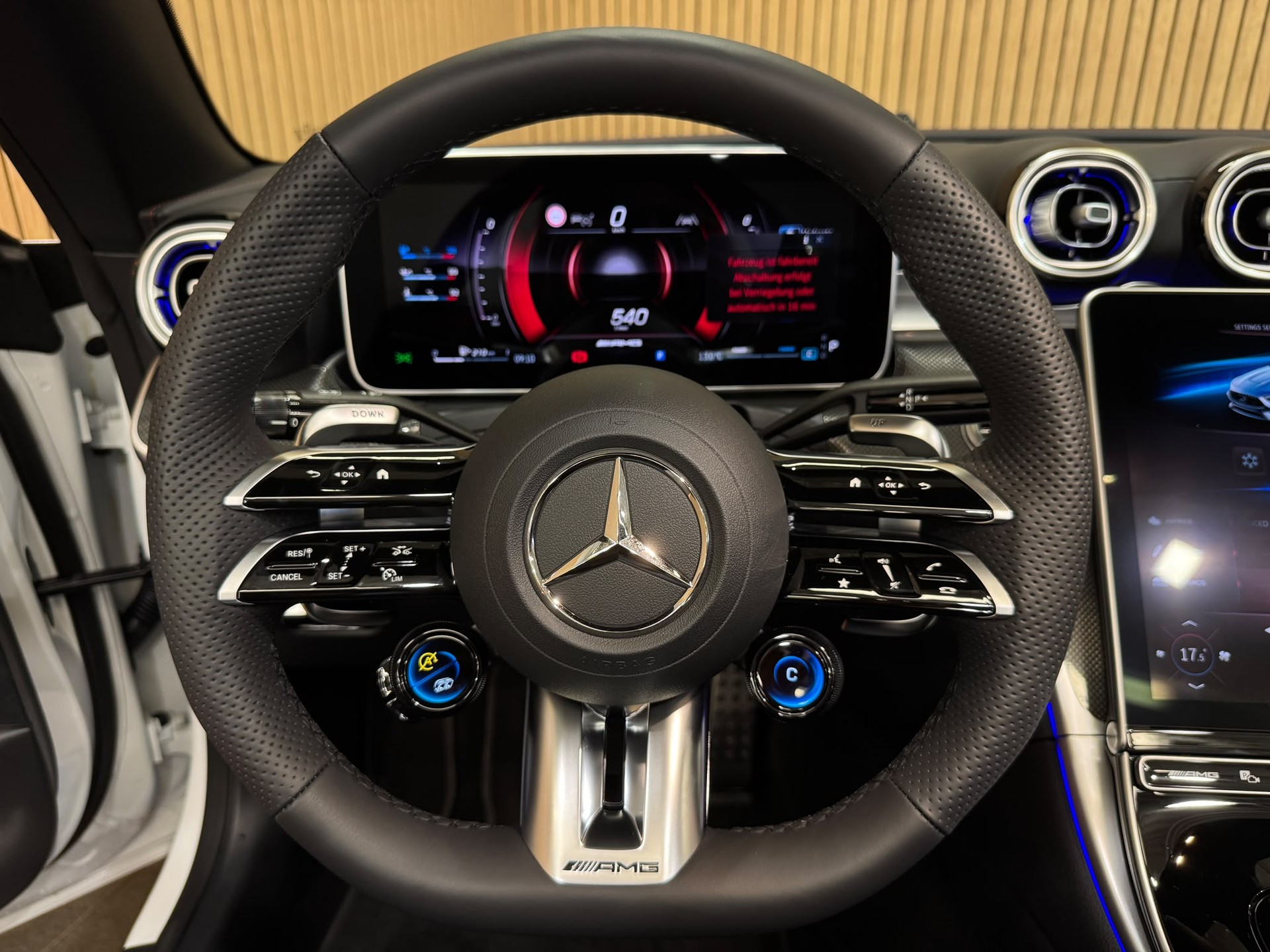 MERCEDES-BENZ CLE AMG 53 Cabrio 4Matic+ 9G-Tronic-image-17