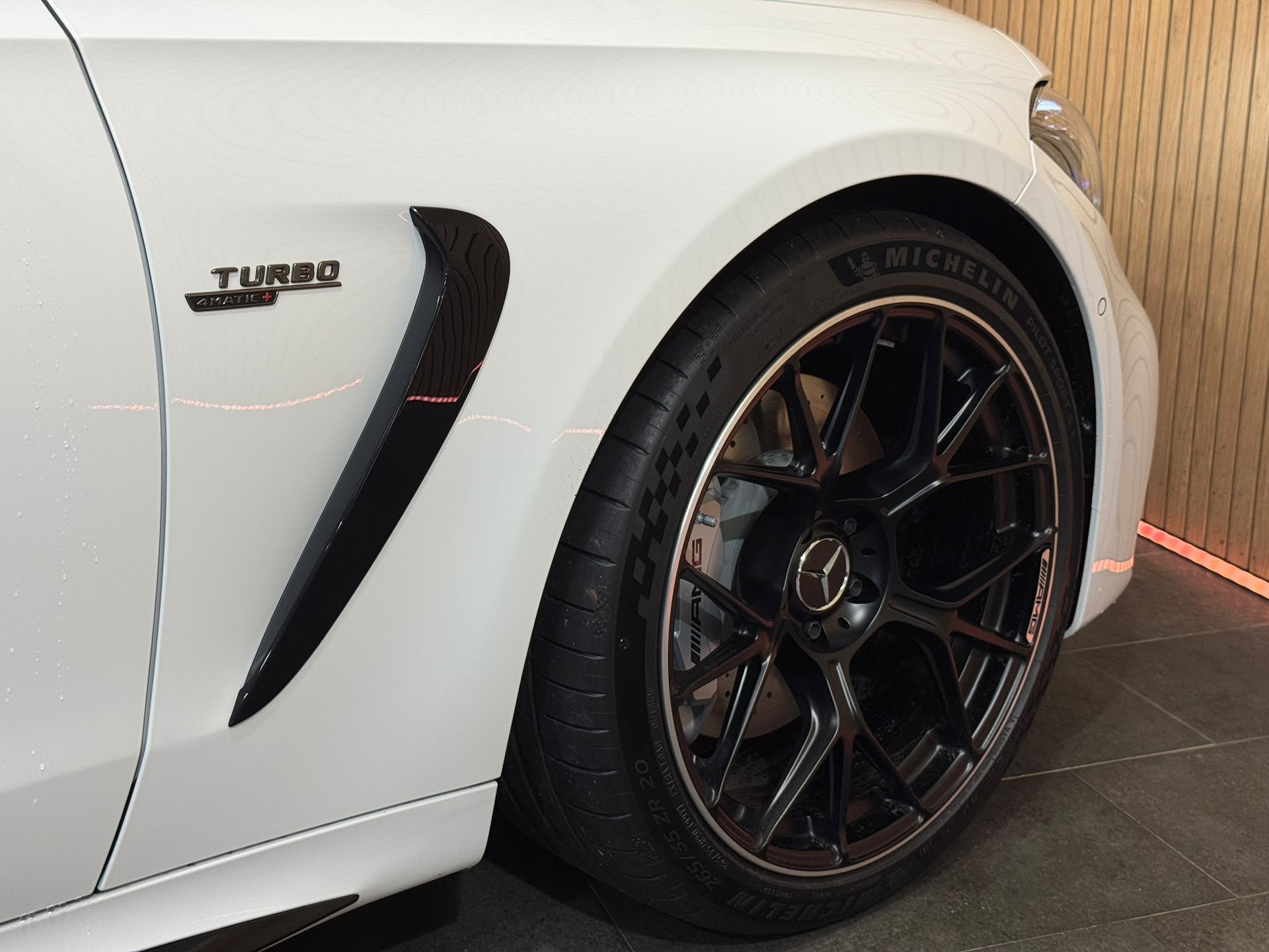MERCEDES-BENZ CLE AMG 53 Cabrio 4Matic+ 9G-Tronic-image-13