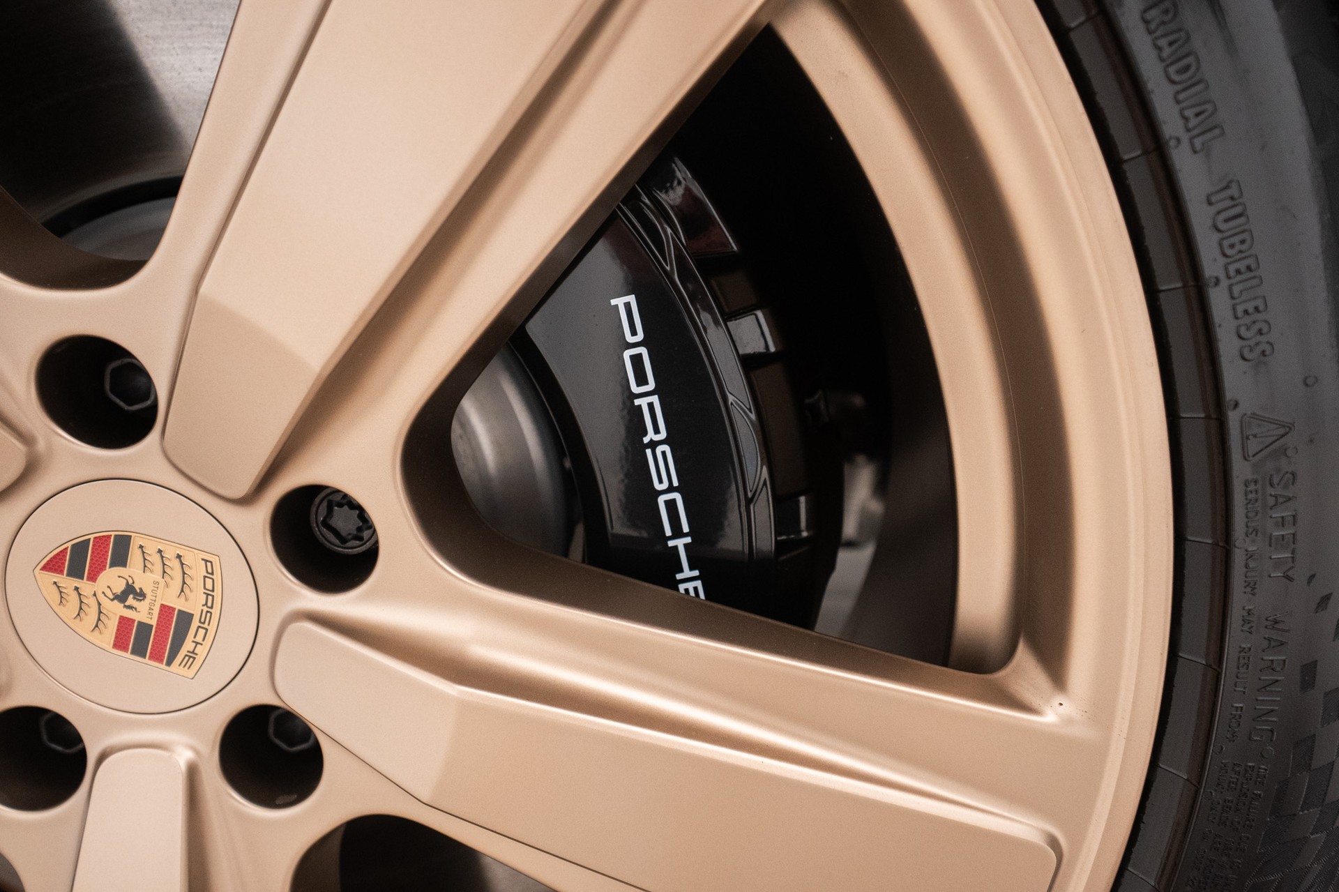 PORSCHE Cayenne S Coupé E-Hybrid / PTS Farbe-image-12