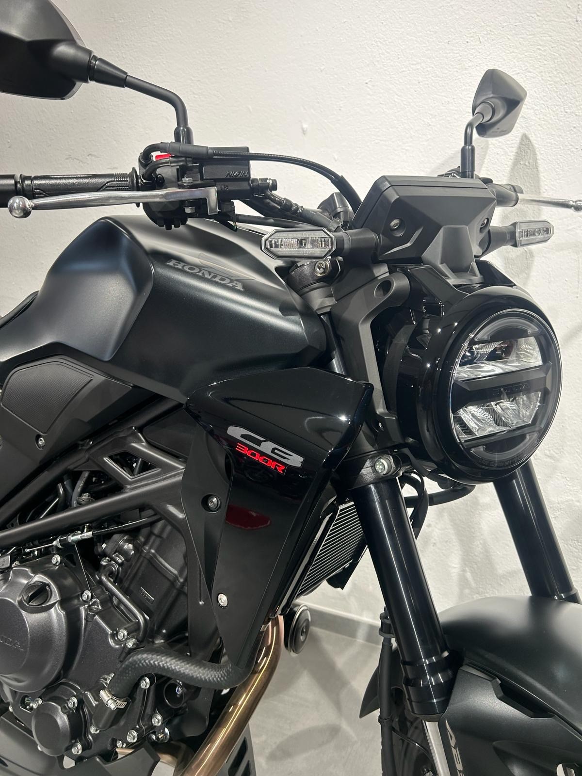HONDA CB 300 R-image-1