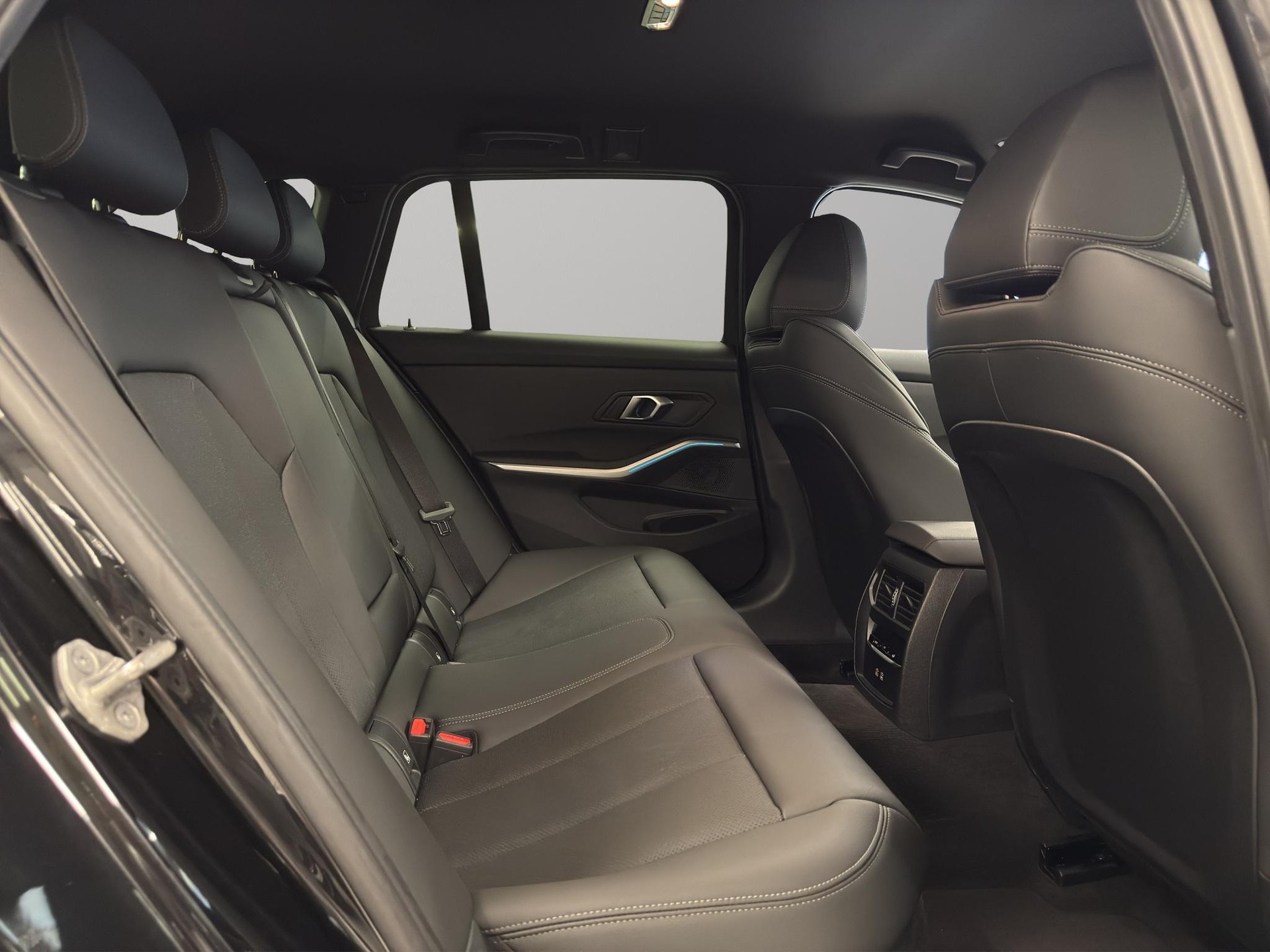 BMW 330d xDrive 48V Touring-image-17