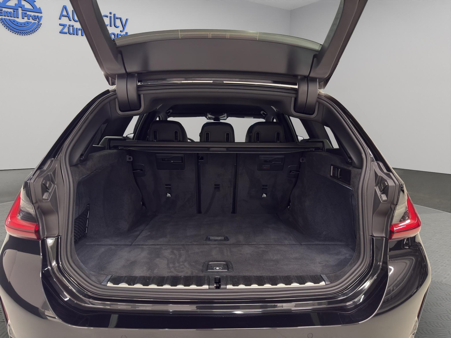 BMW 330d xDrive 48V Touring-image-19