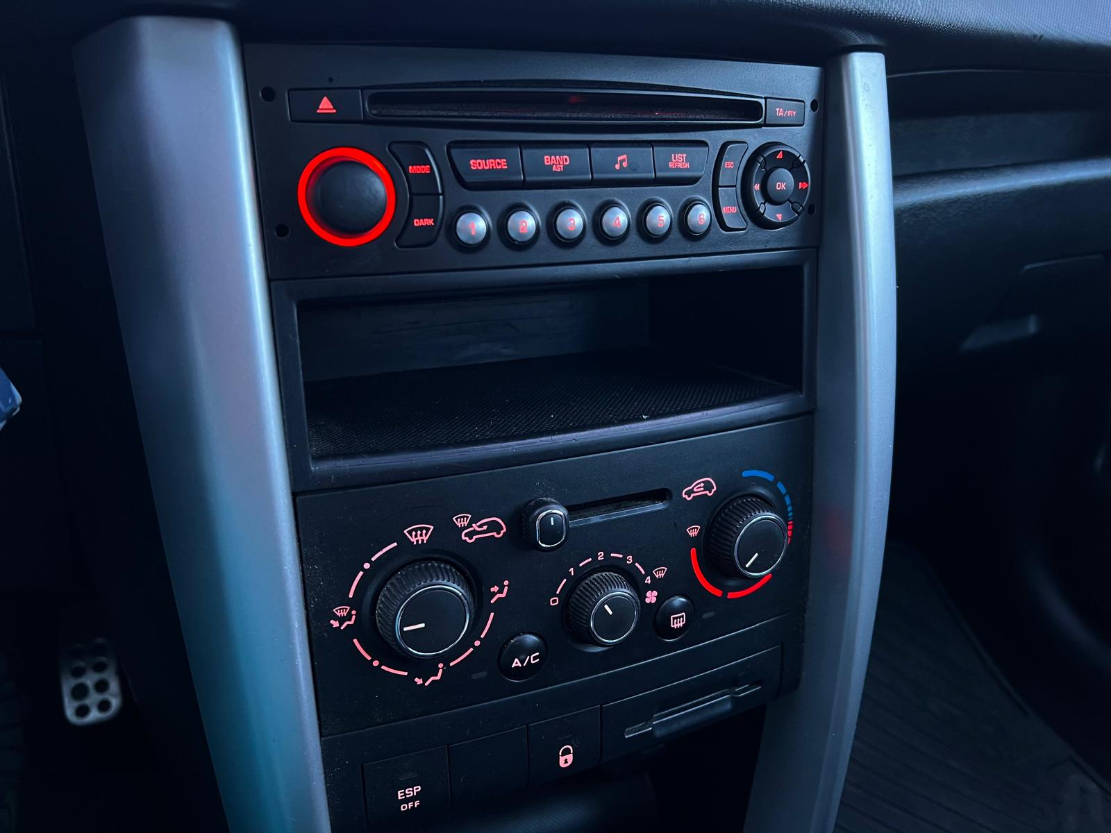 PEUGEOT 207 1.6 16V Swiss Edition-image-11