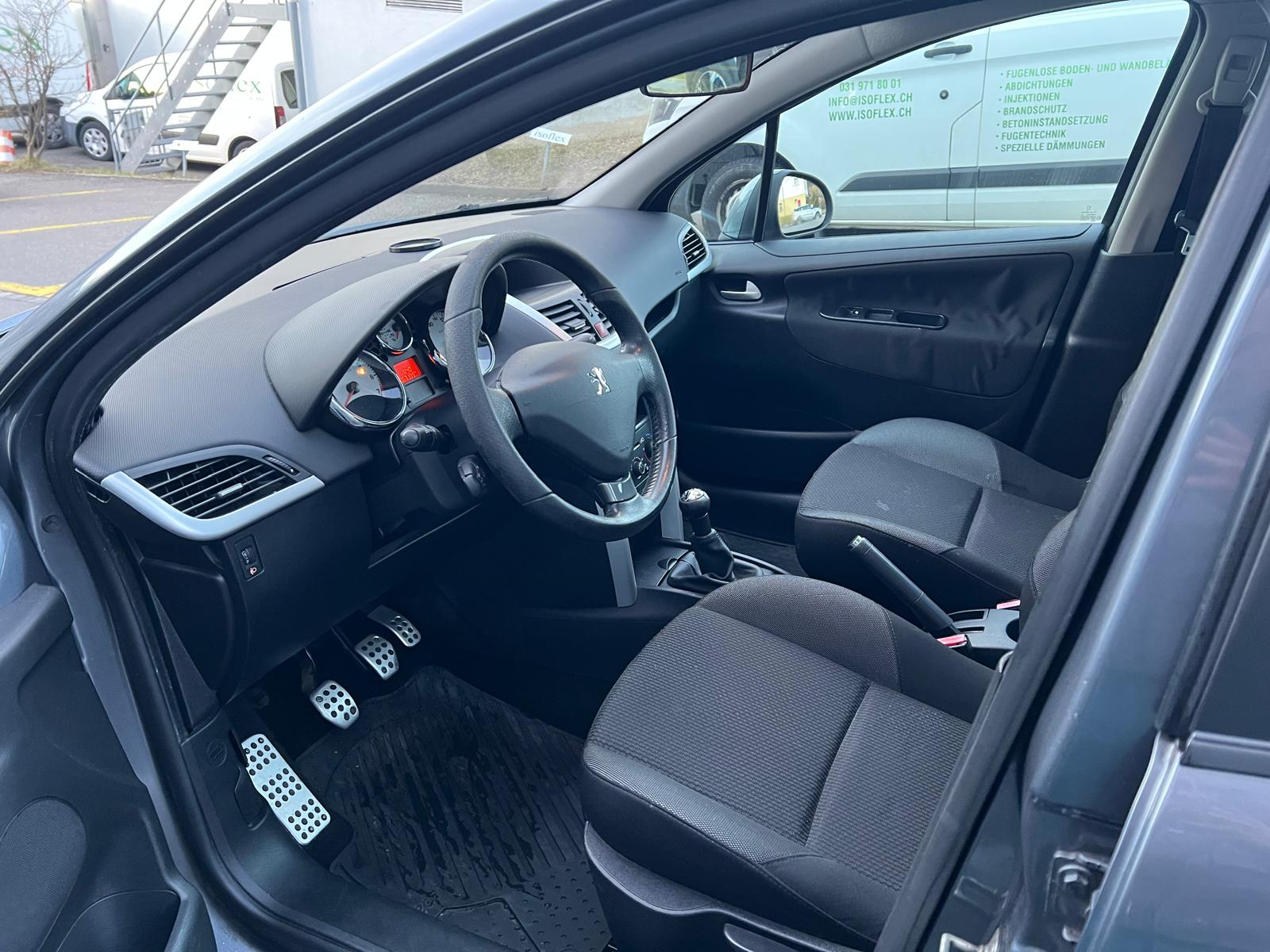 PEUGEOT 207 1.6 16V Swiss Edition-image-5