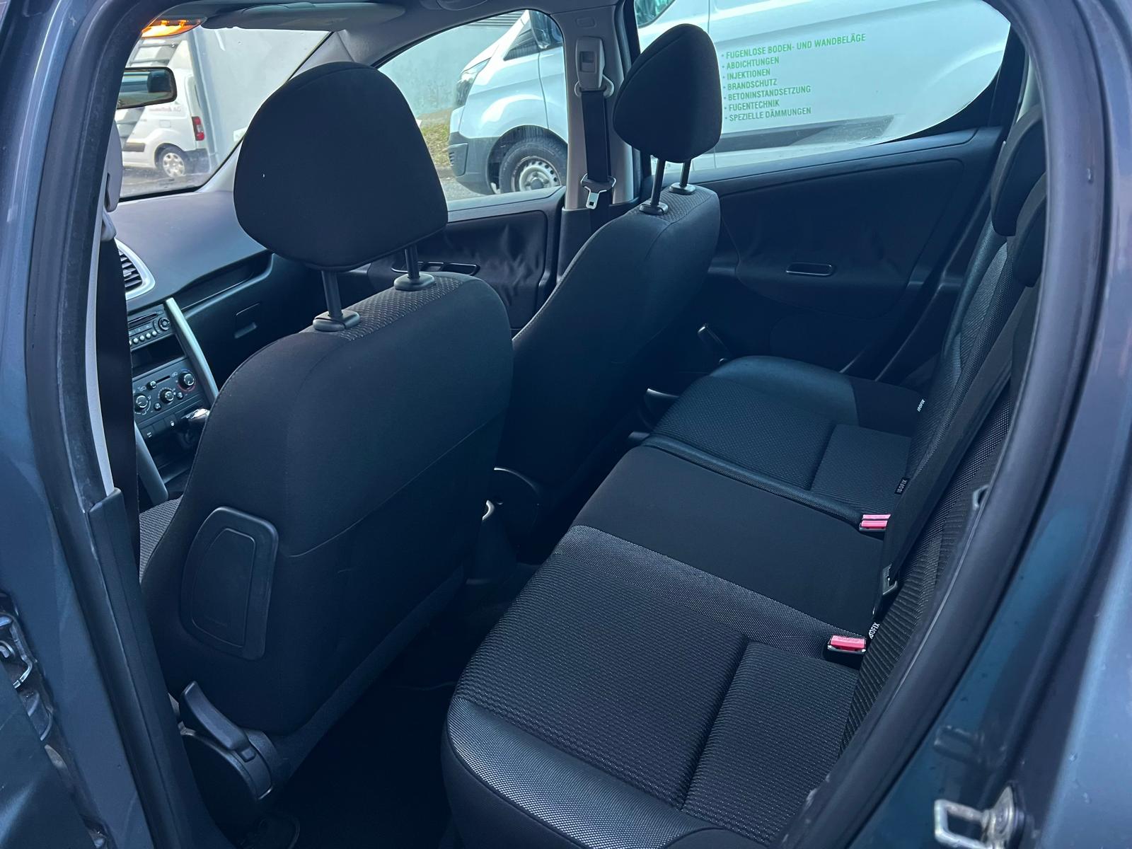 PEUGEOT 207 1.6 16V Swiss Edition-image-8