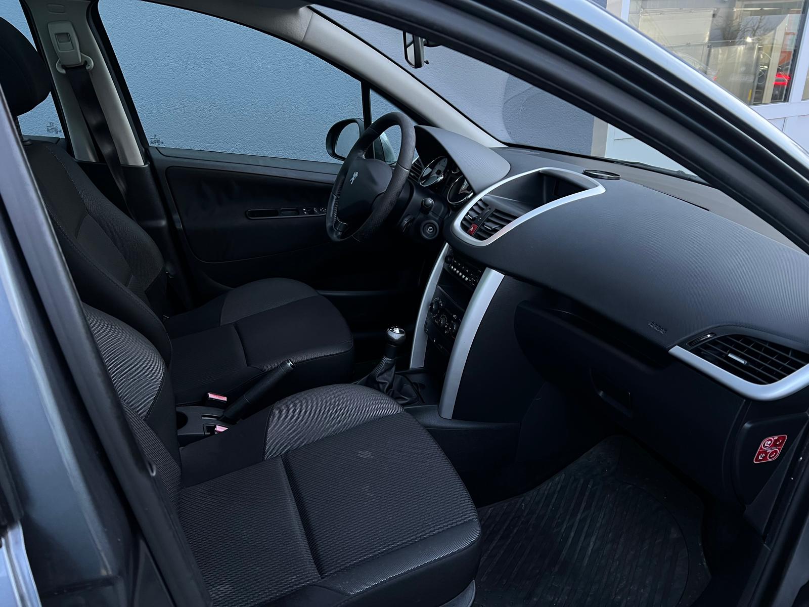 PEUGEOT 207 1.6 16V Swiss Edition-image-6