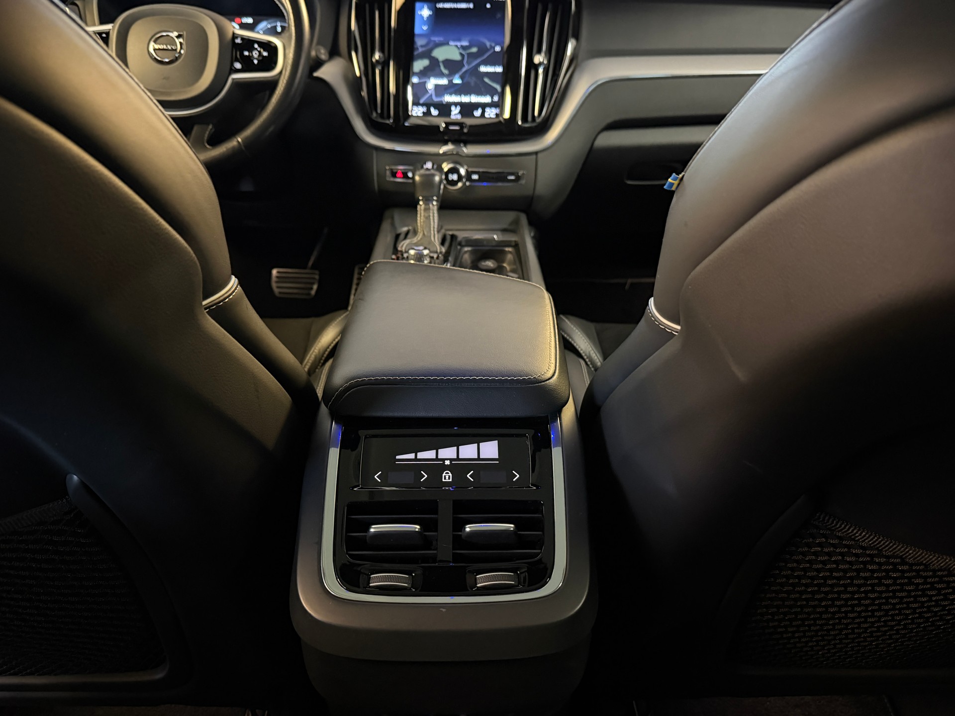 VOLVO XC60 D4 AWD R-Design Geartronic-image-13