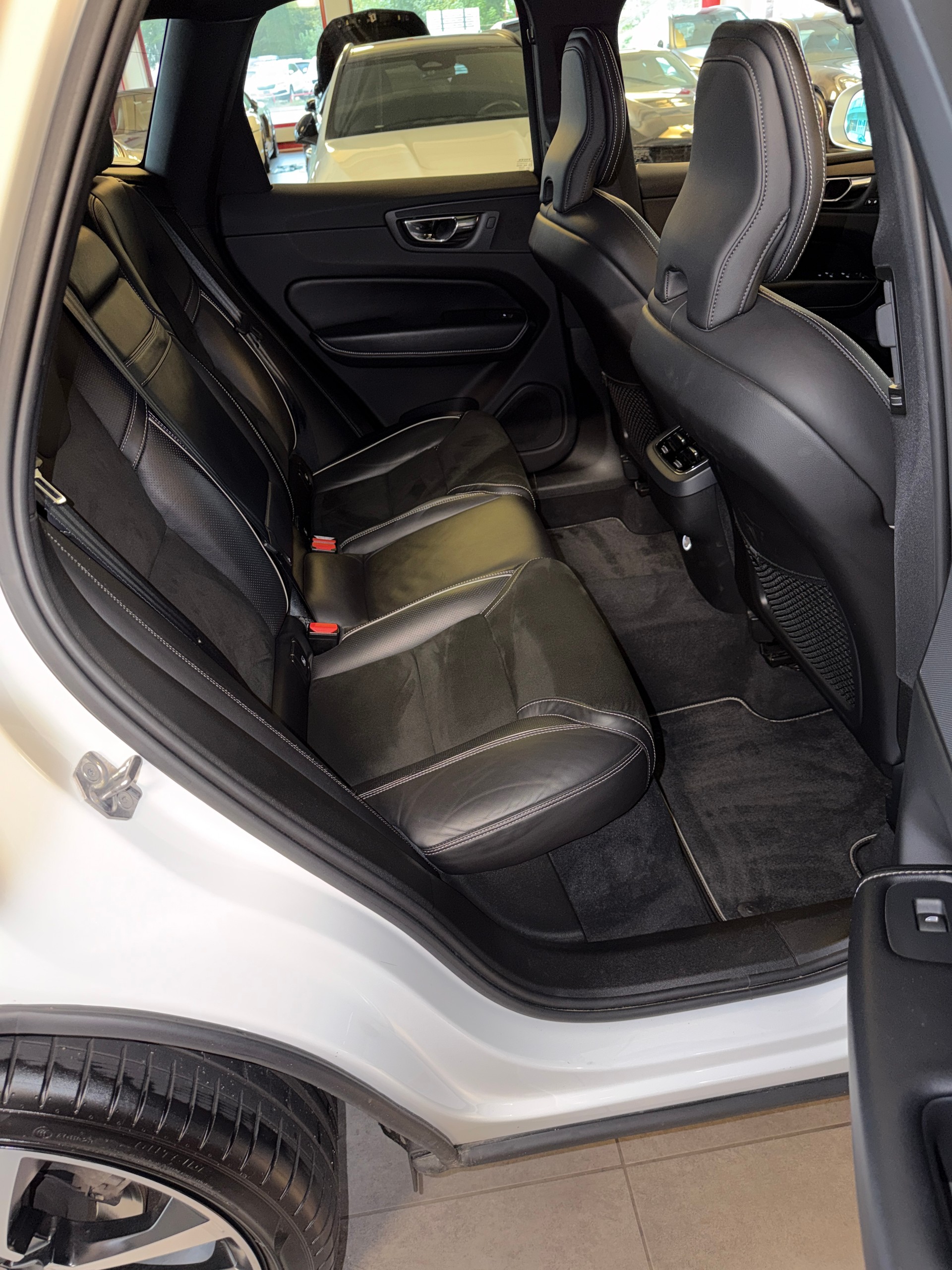 VOLVO XC60 D4 AWD R-Design Geartronic-image-14