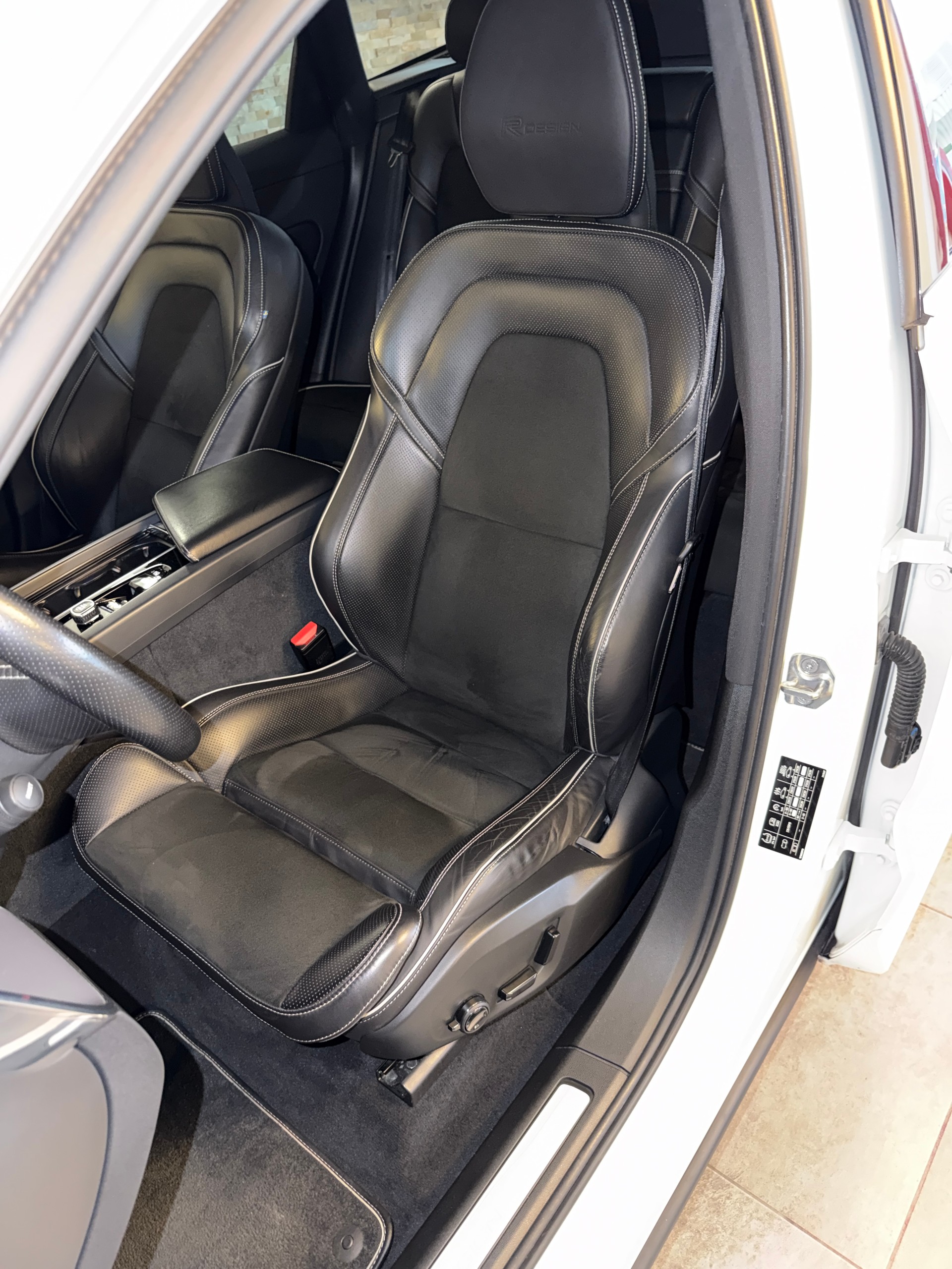 VOLVO XC60 D4 AWD R-Design Geartronic-image-11