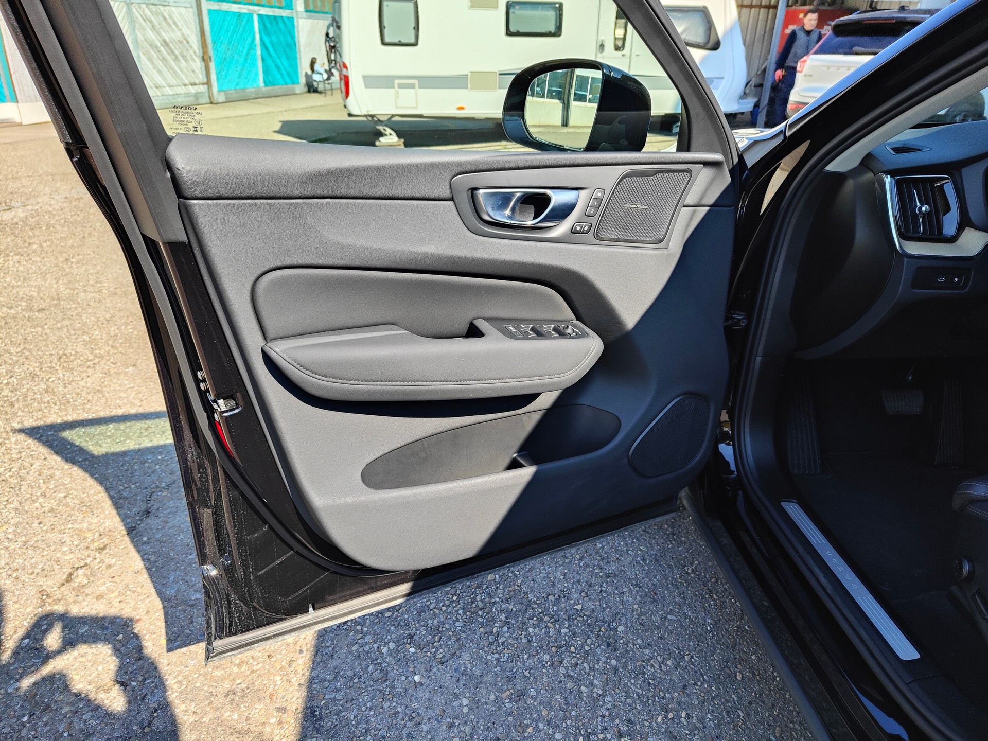 VOLVO XC60 2.0 T6 TE Plus Dark eAWD-image-6