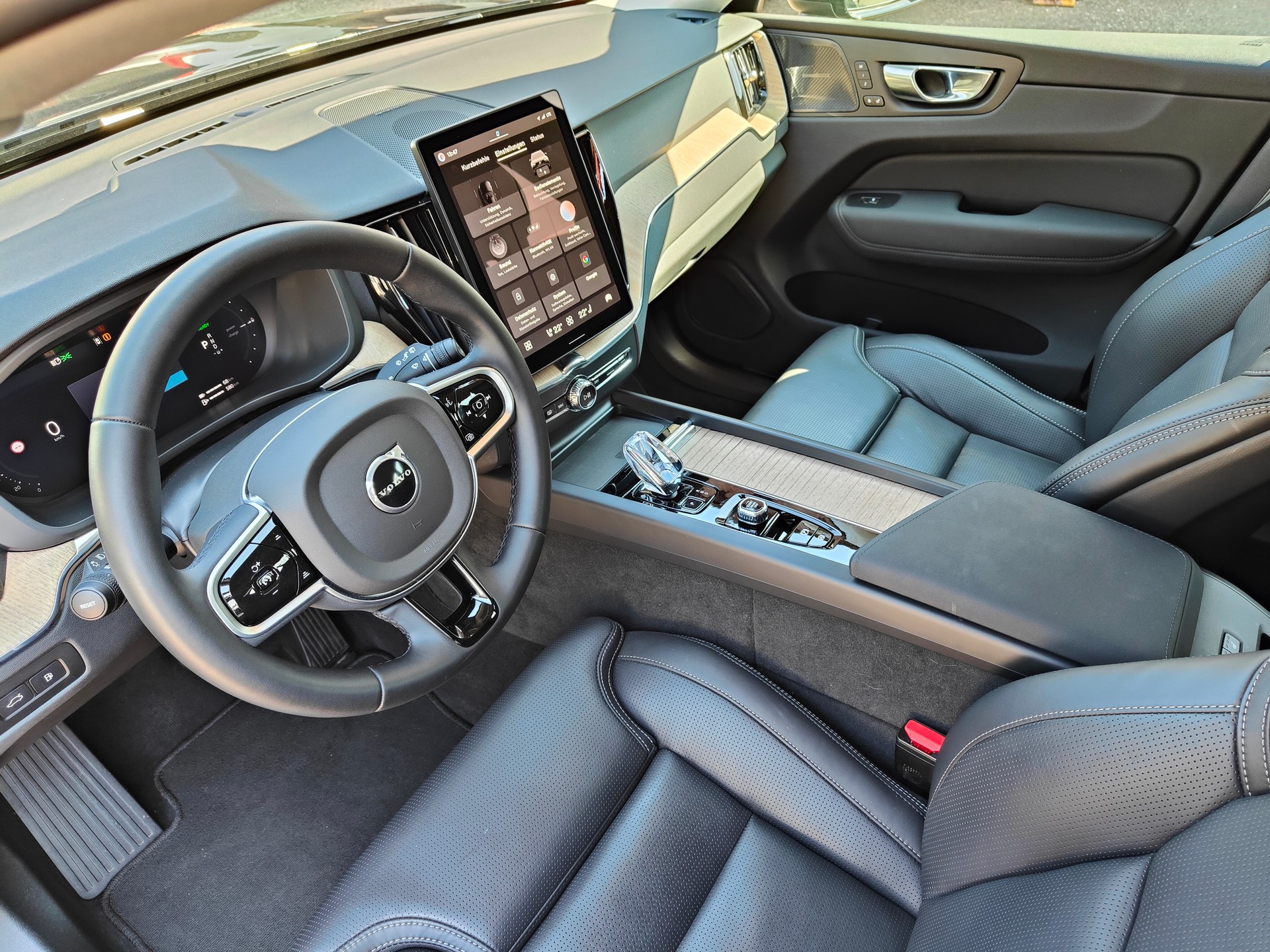 VOLVO XC60 2.0 T6 TE Plus Dark eAWD-image-8