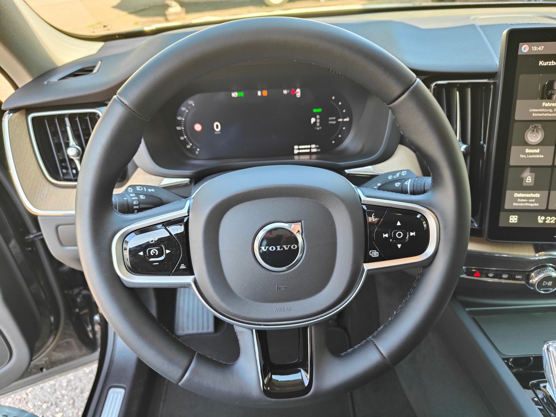 VOLVO XC60 2.0 T6 TE Plus Dark eAWD-image-10