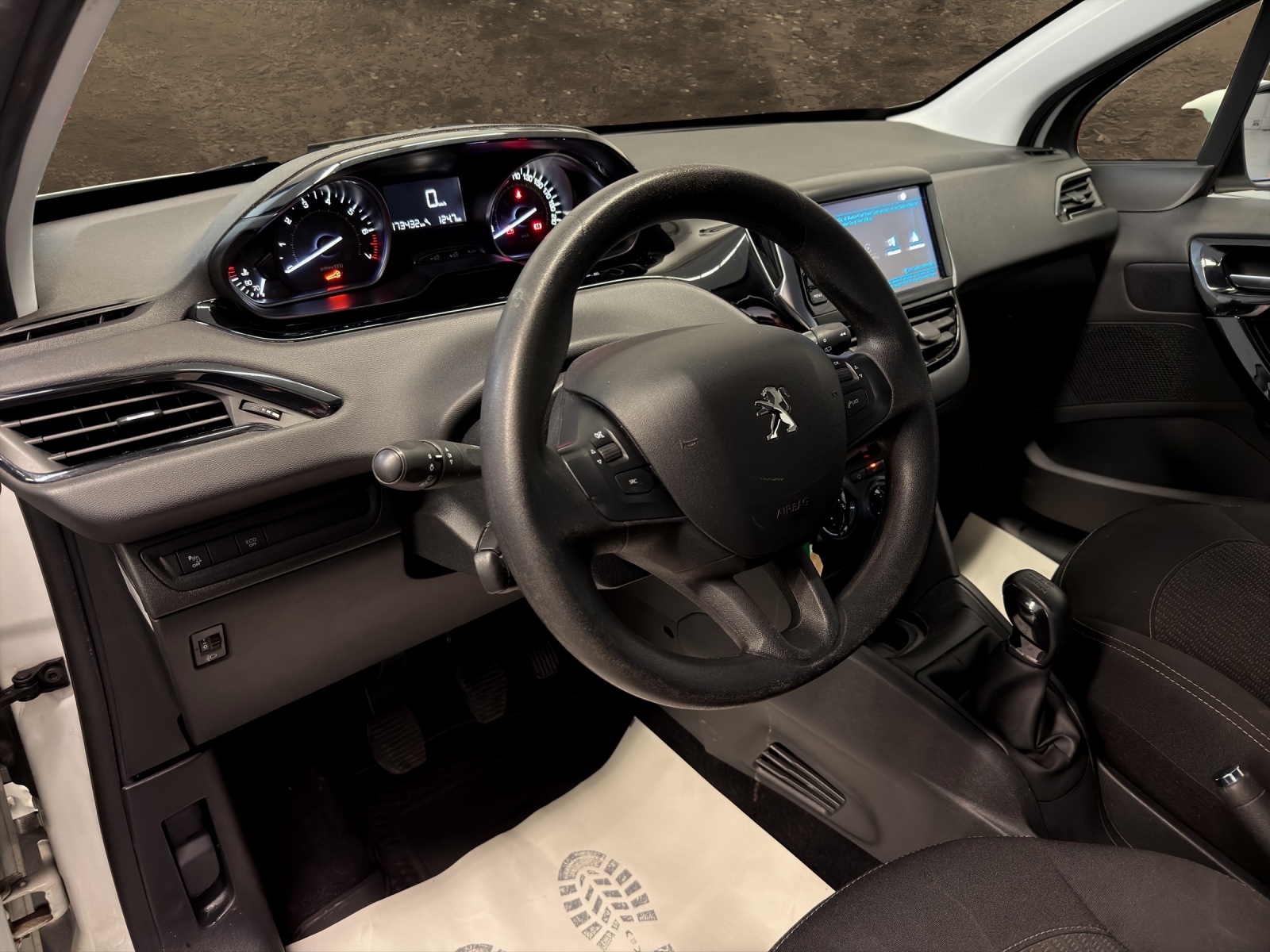 PEUGEOT 208 1.2 PureTech Signature-image-7