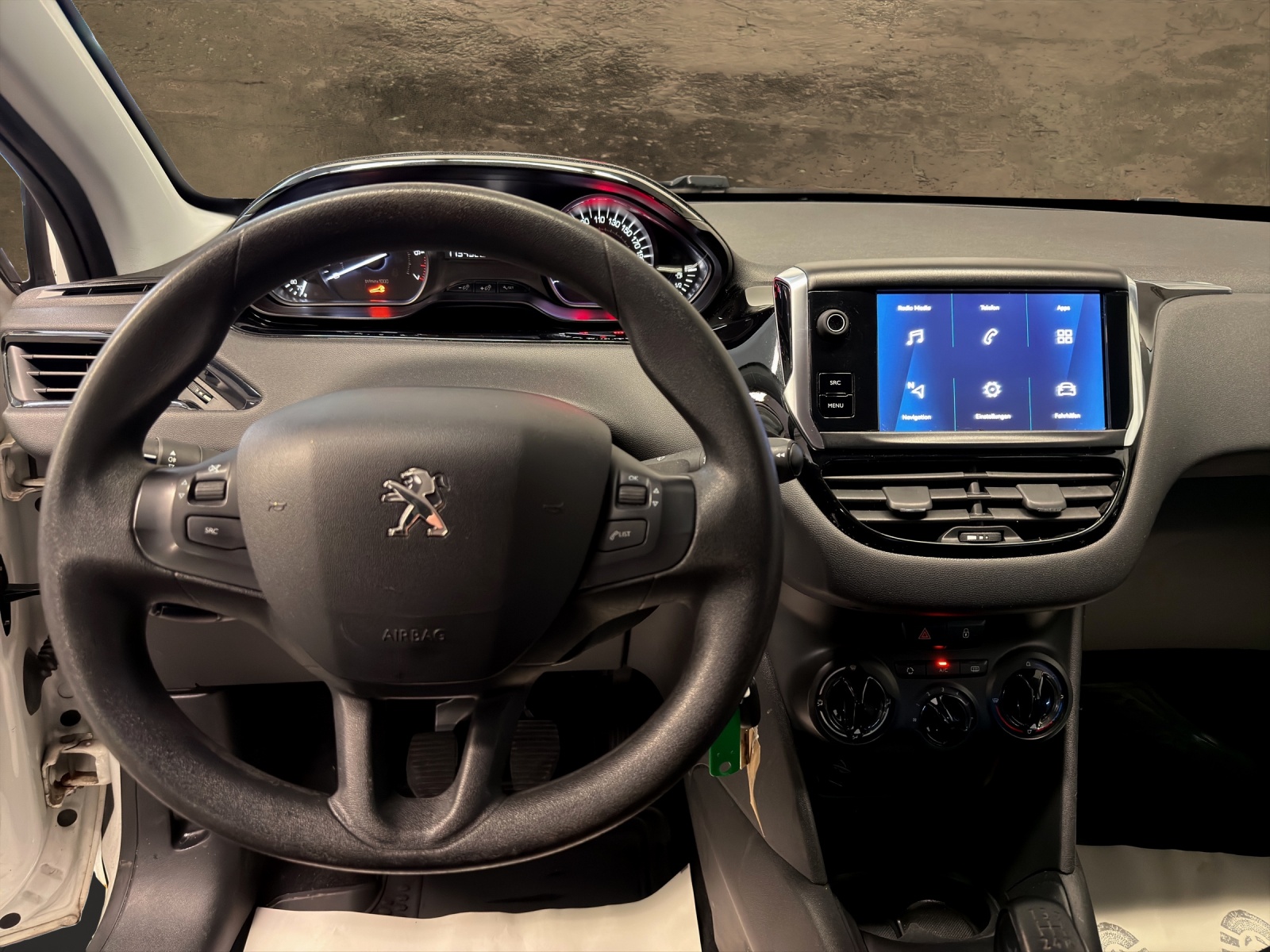PEUGEOT 208 1.2 PureTech Signature-image-8