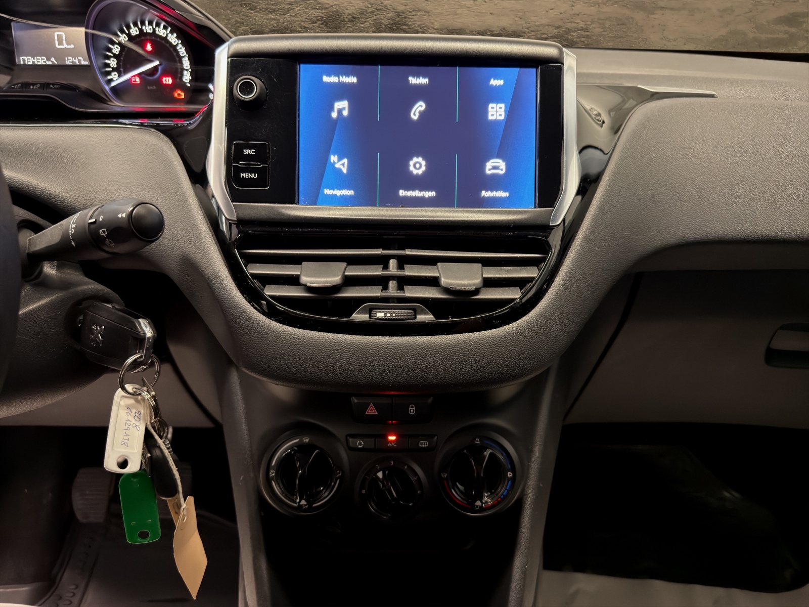 PEUGEOT 208 1.2 PureTech Signature-image-9
