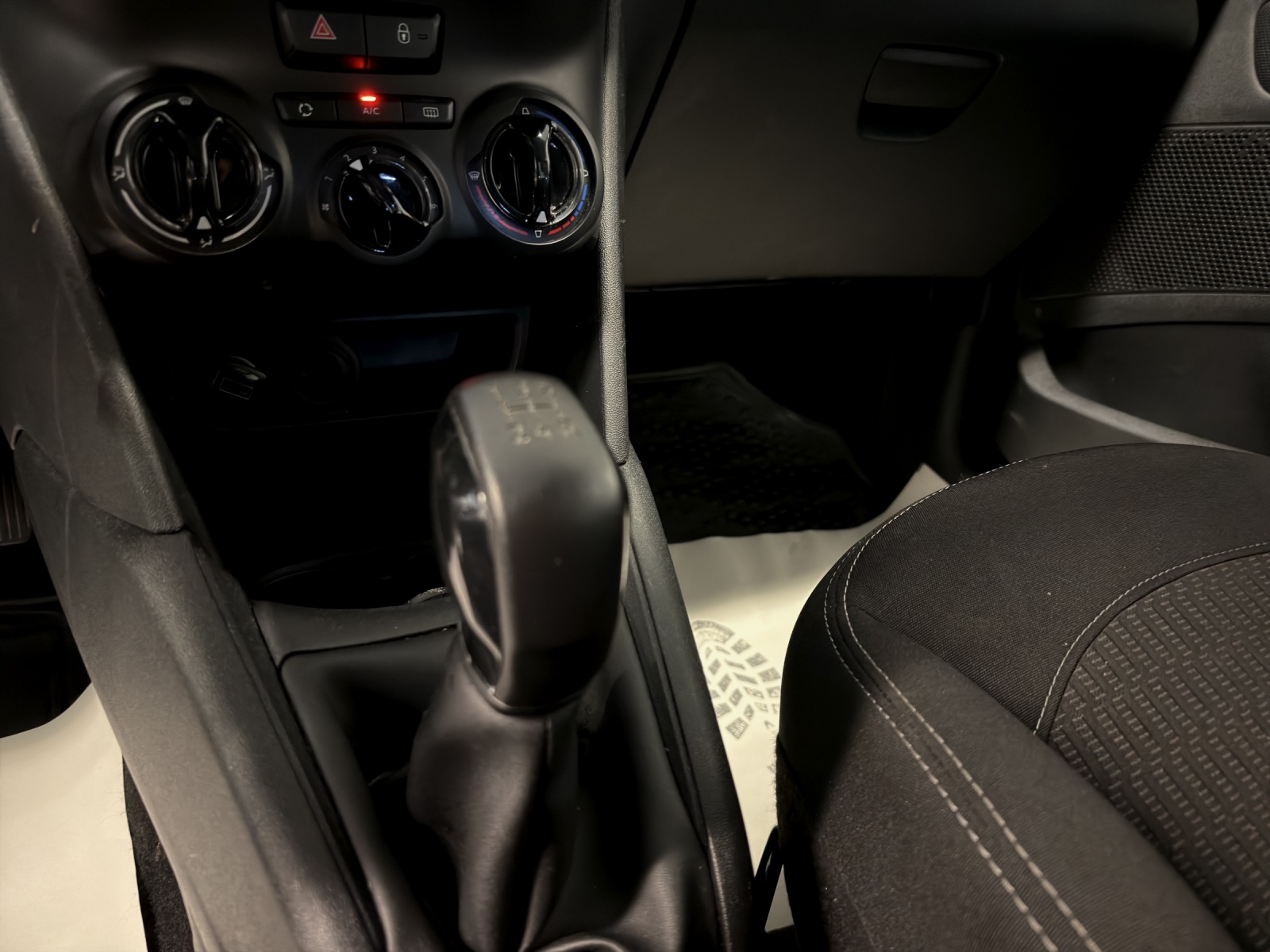PEUGEOT 208 1.2 PureTech Signature-image-10
