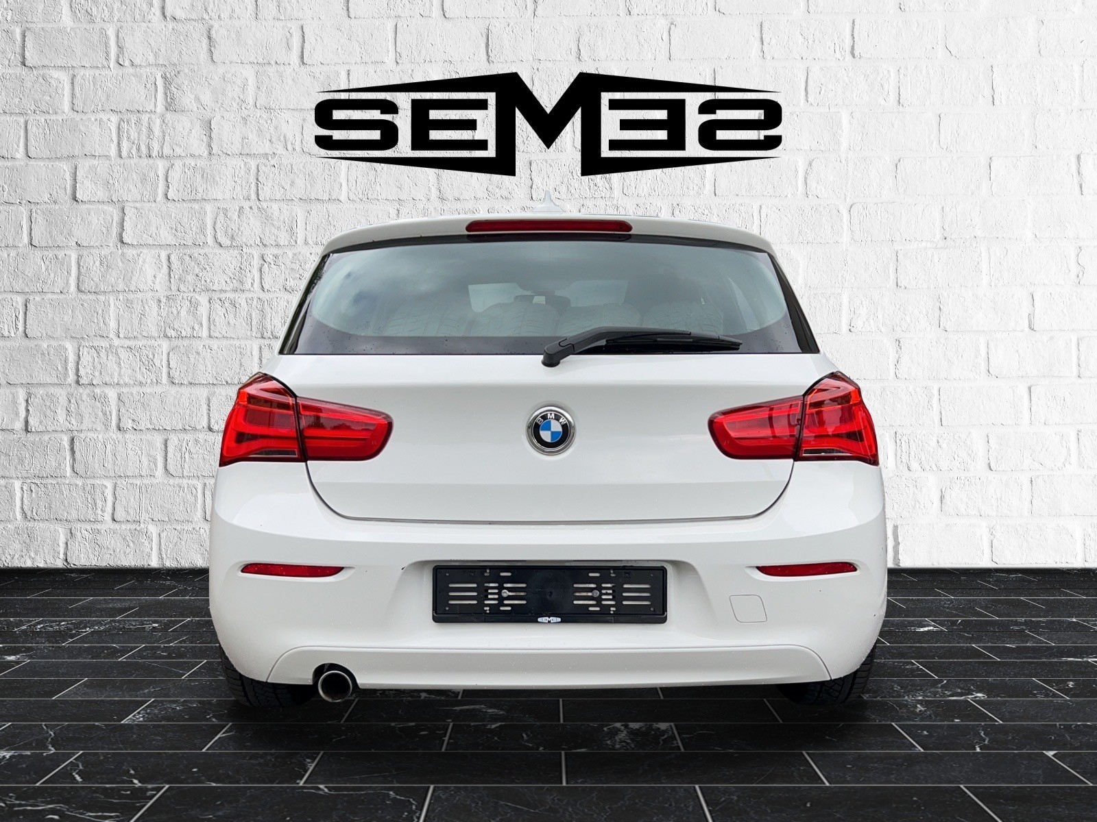 BMW 114d Business-showroom-element-3