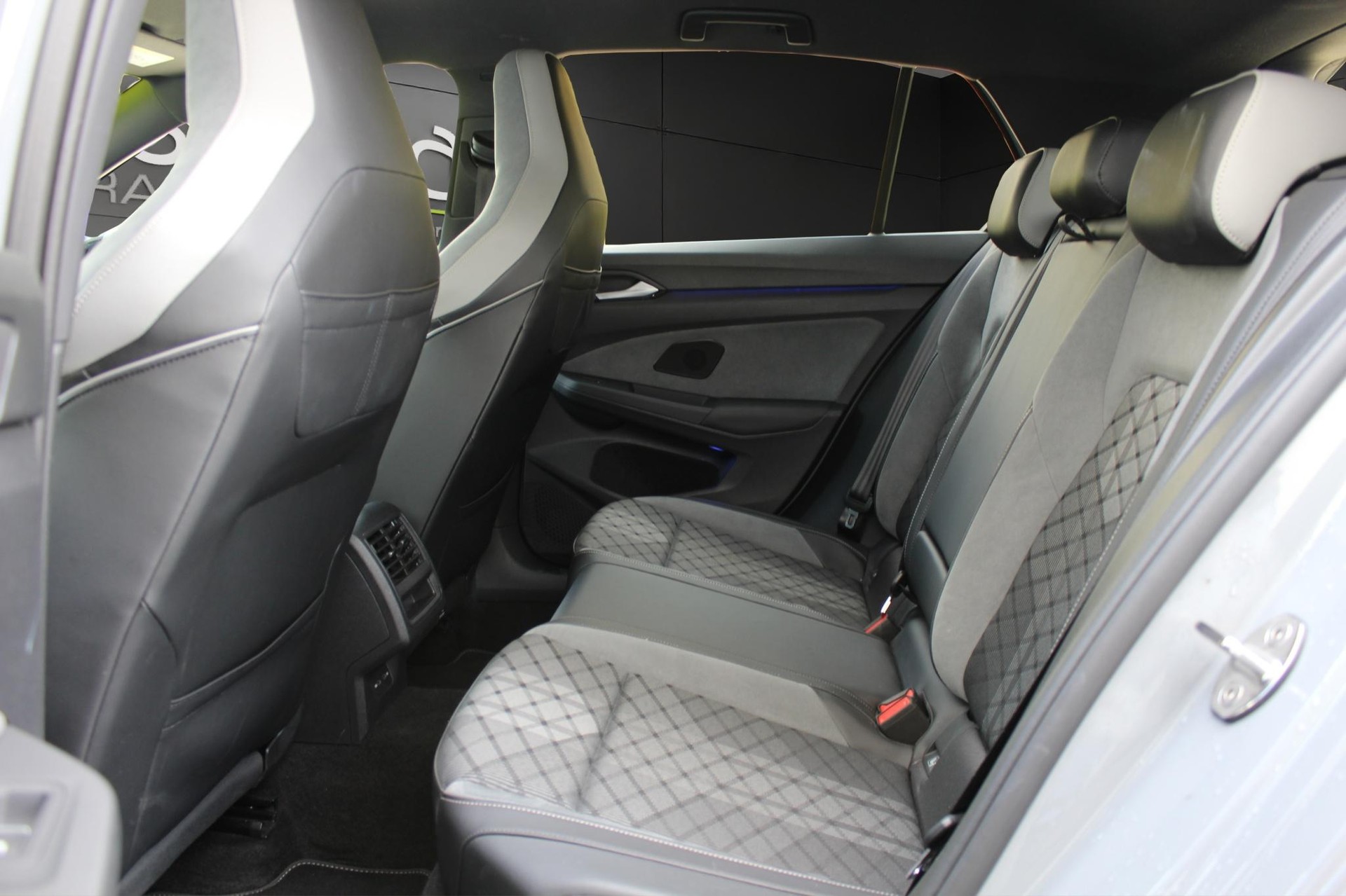 VW Golf VIII 1.5 eTSI R-Line DSG-image-12