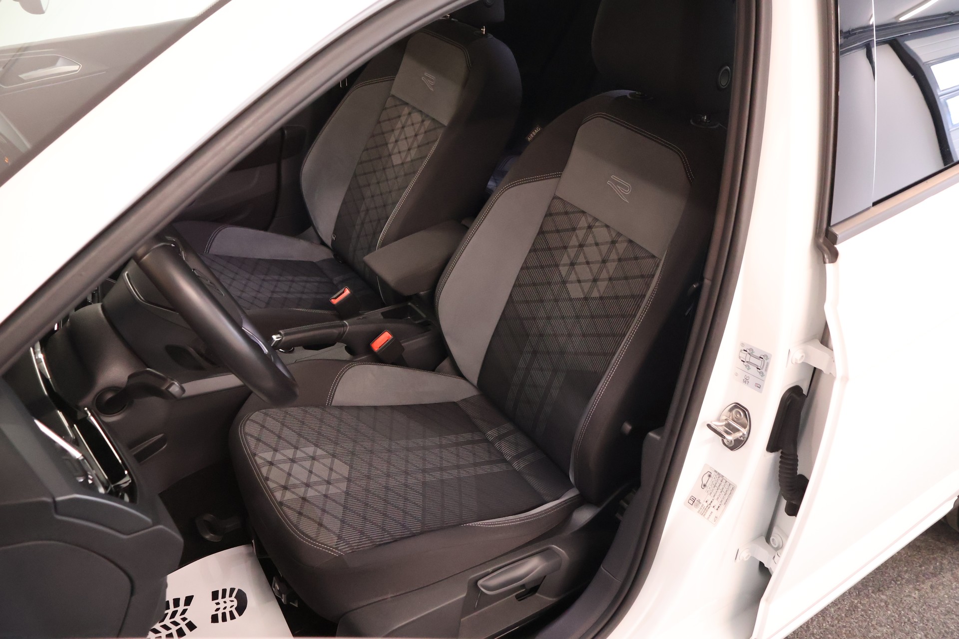 VW Taigo 1.0 TSI R-Line DSG-image-10