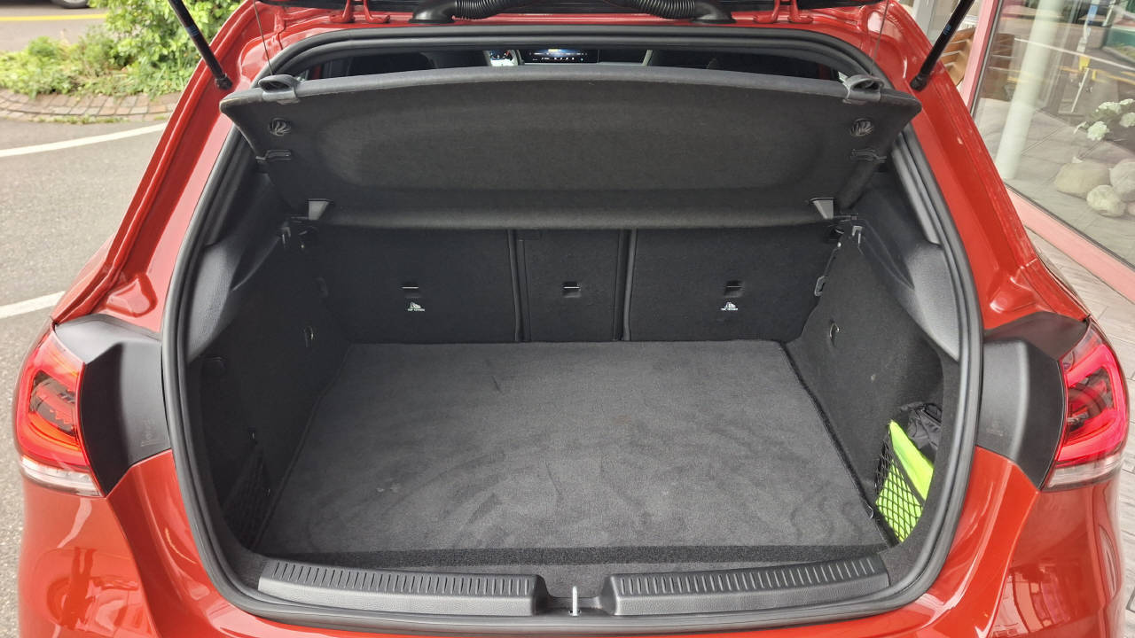 MERCEDES-BENZ A 250 AMG Line 4m Limousine-image-5